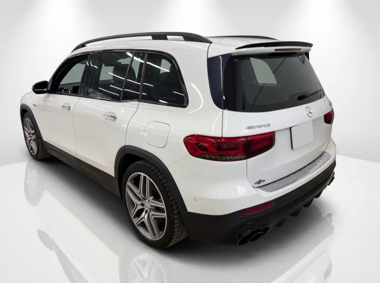 Mercedes-Benz GLB снимка Mercedes-Benz GLB