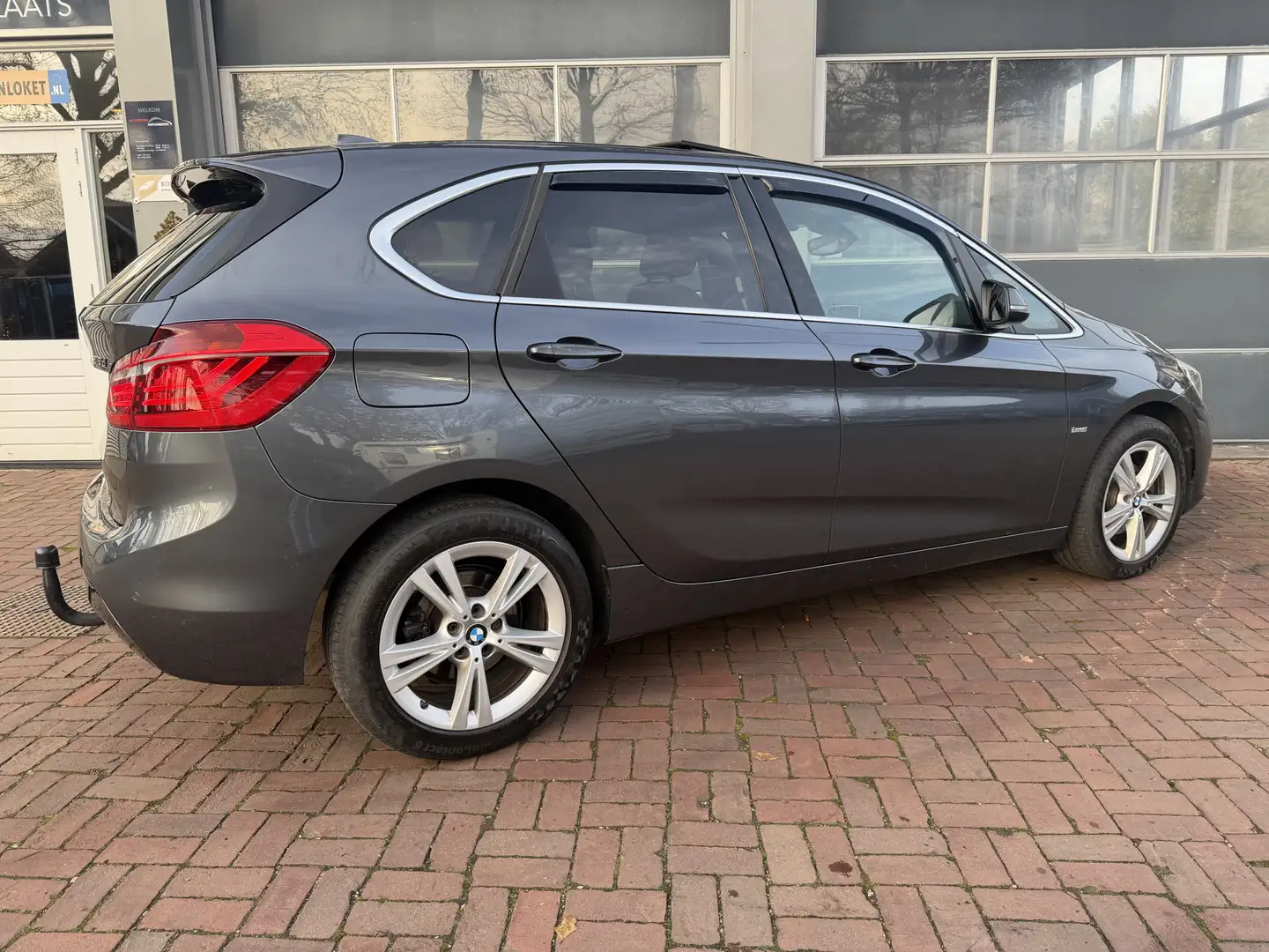 BMW 218 2-serie Active Tourer 218d High Executive Automaat Grijs - 2