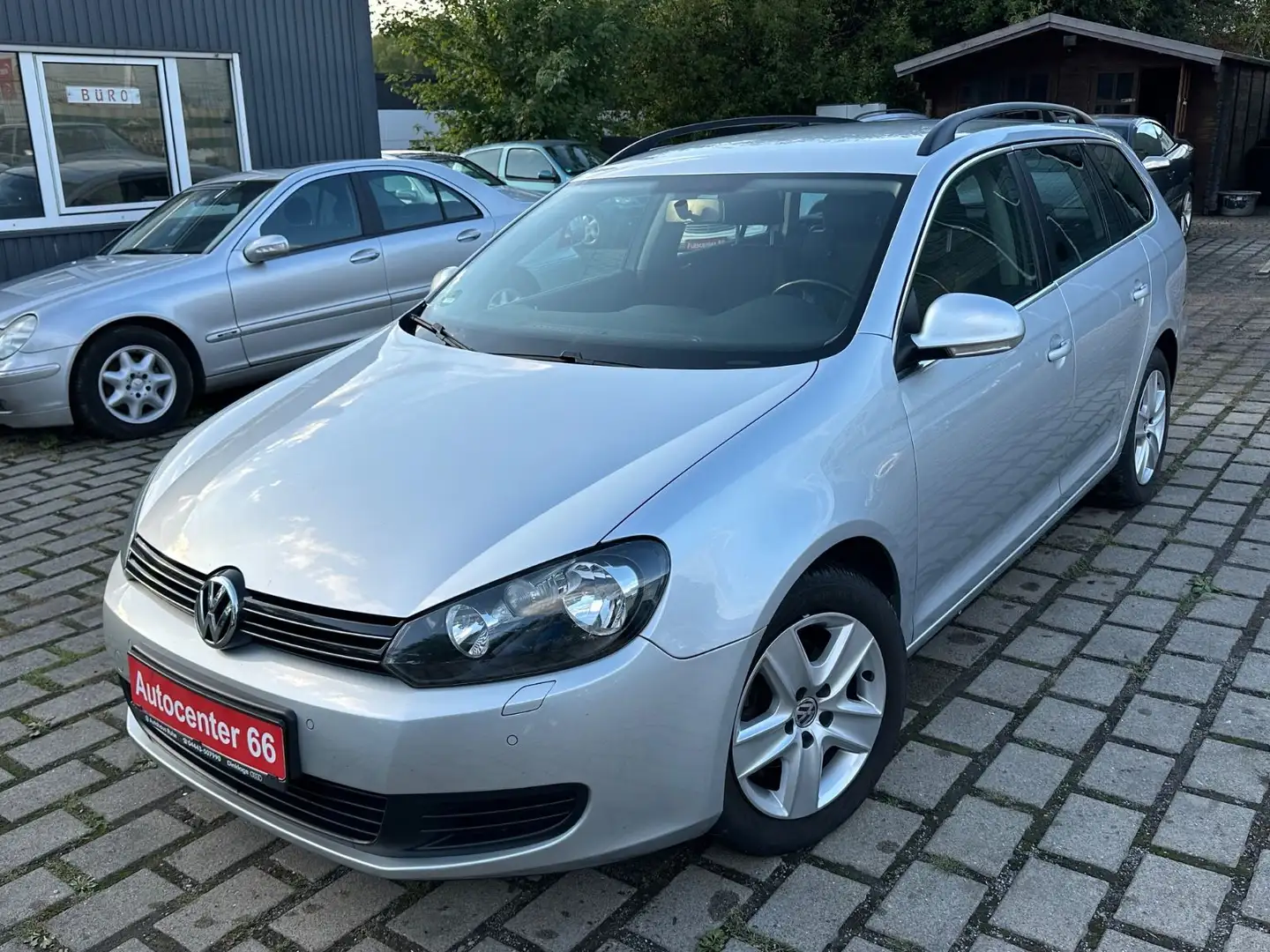 Volkswagen Golf VI 1.6 TDI Variant Comfortline*AHK*SHZ*PDC Silber - 1