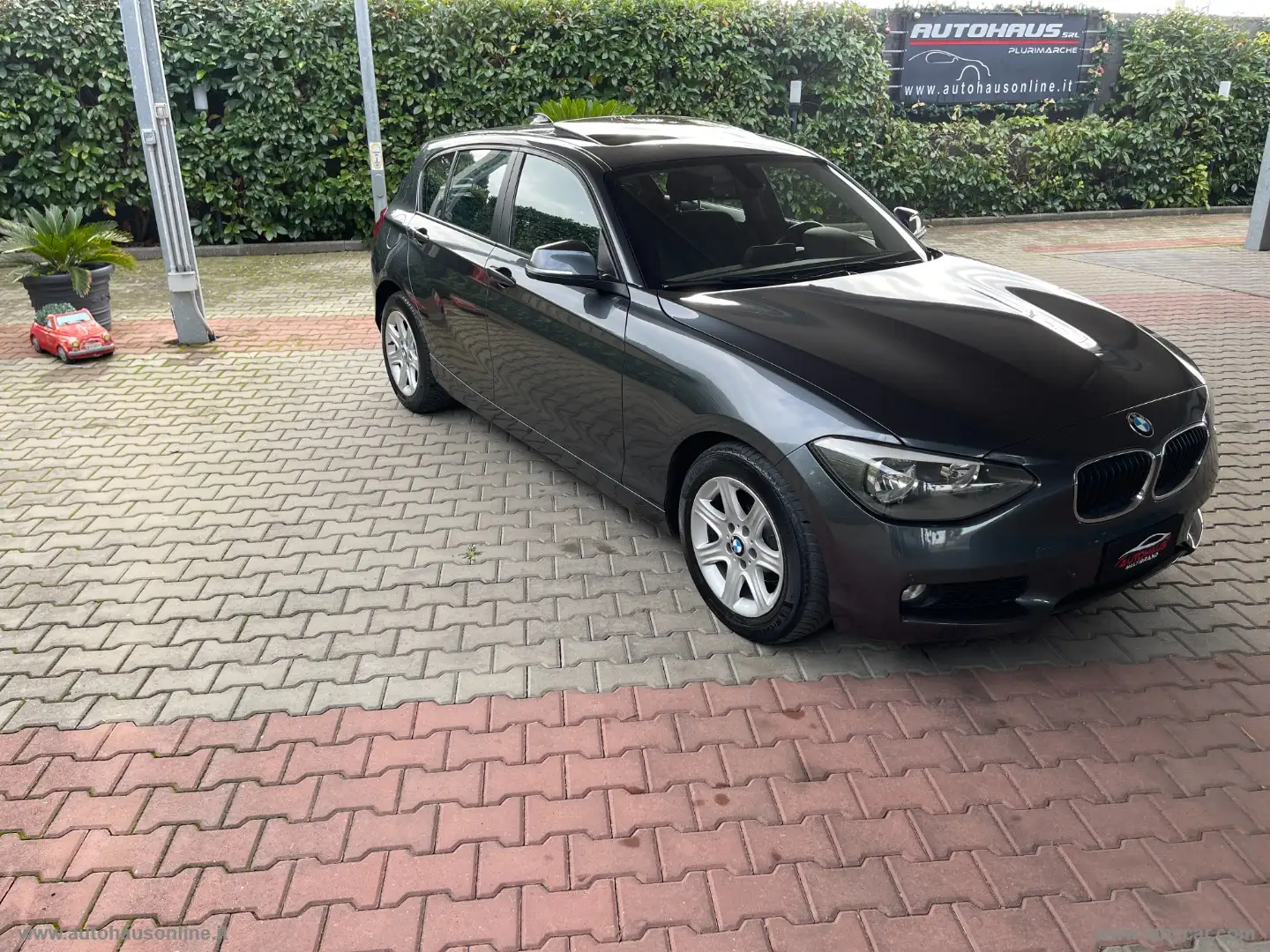 BMW 114 114d 5p. Unique Gris - 1