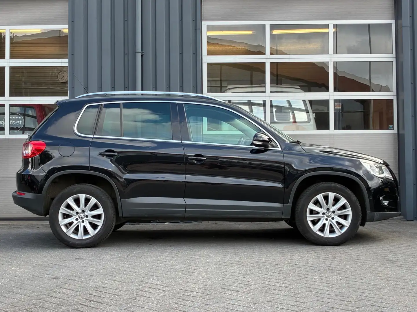 Volkswagen Tiguan 1.4 TSI Sport&Style 4Motion Clima Cruise Pdc Zwart - 2