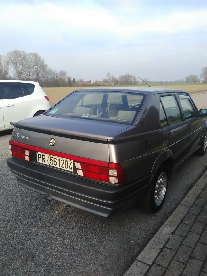 Alfa Romeo 75