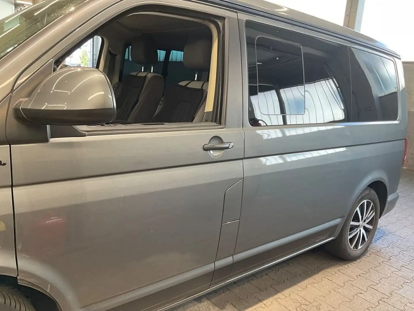 Volkswagen T5 California California 2.0 TDI Beach siva - 1