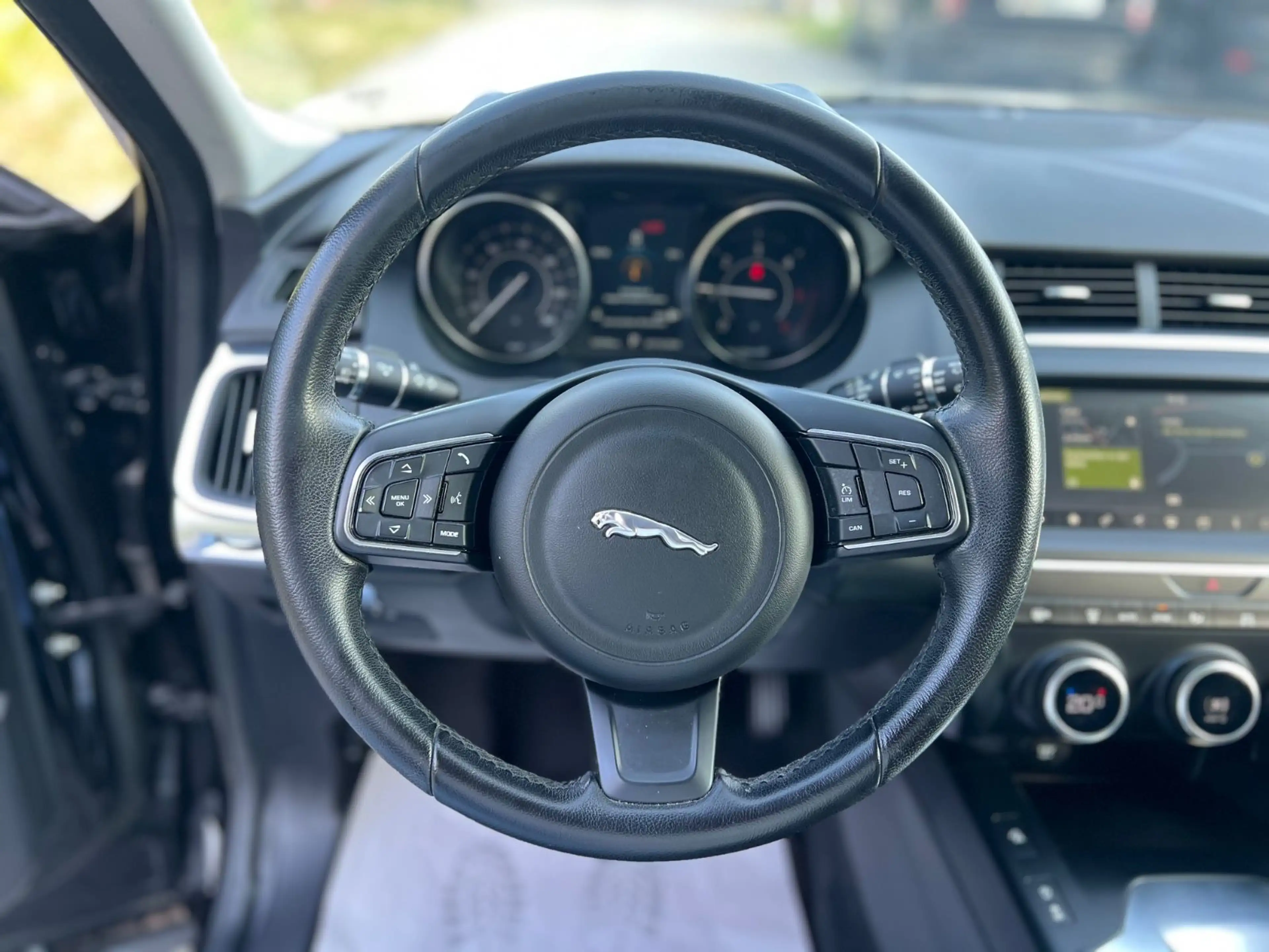 Jaguar E-Pace E-PACE Basis AWD*1.HAND*NAVI*CAM*LED*EU6* — photo 15