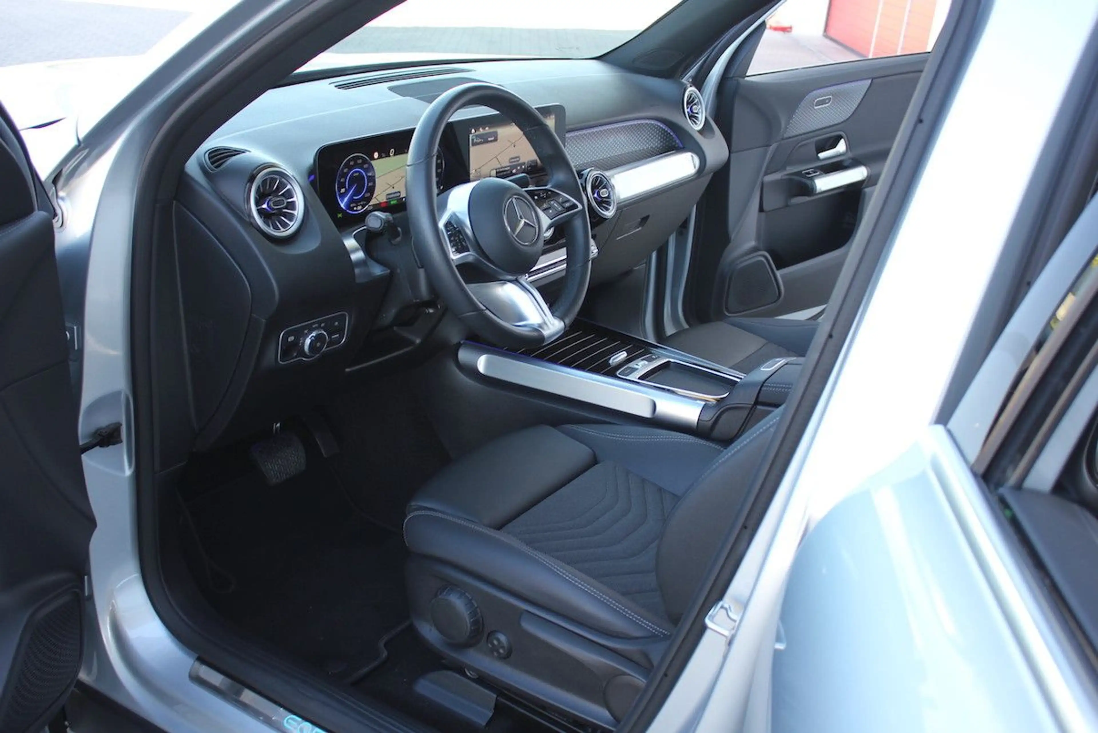 Mercedes-Benz EQB 250 PLUS 70,5kWh innerorts 652km 847 7-Sitz — photo 6