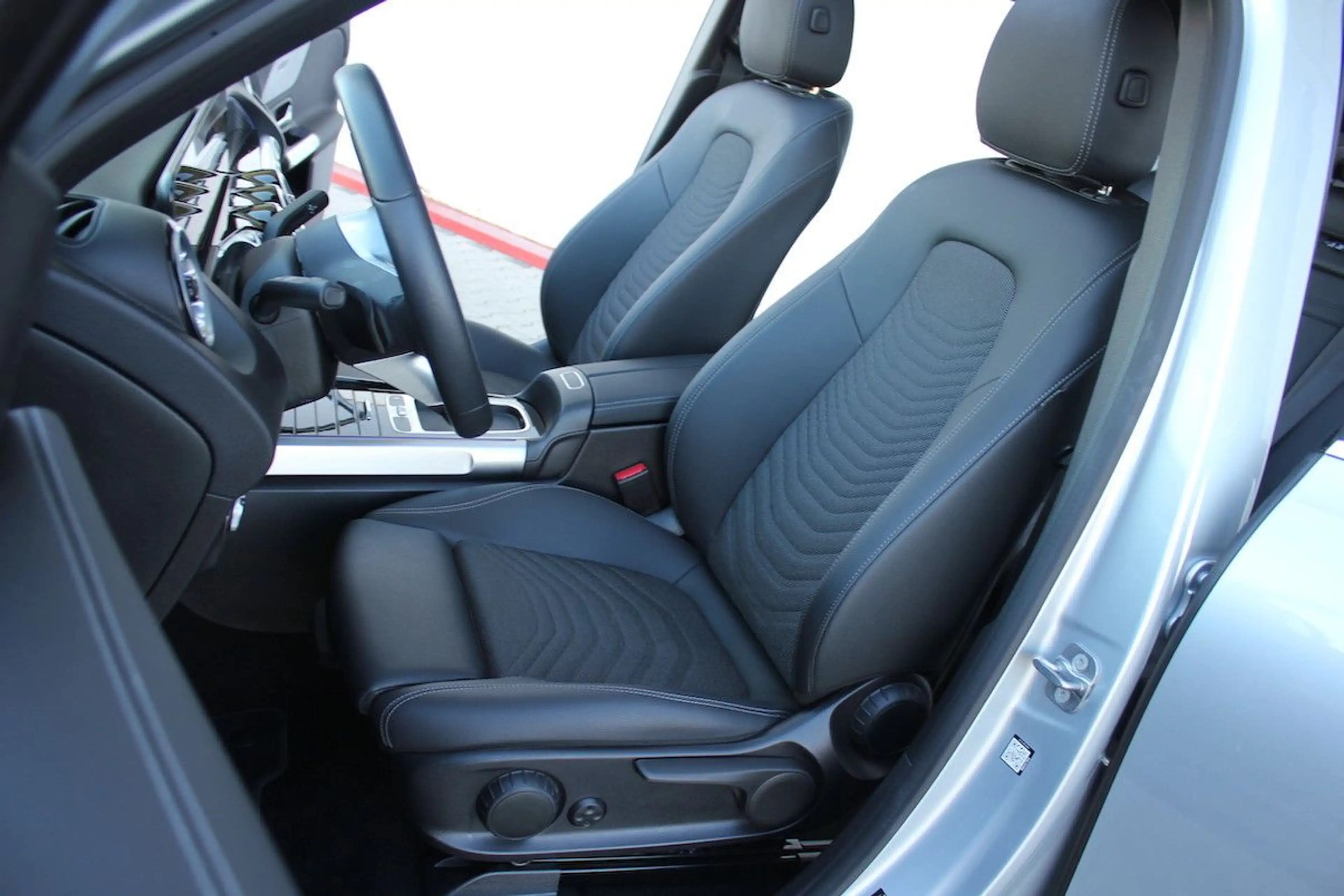 Mercedes-Benz EQB 250 PLUS 70,5kWh innerorts 652km 847 7-Sitz — photo 7