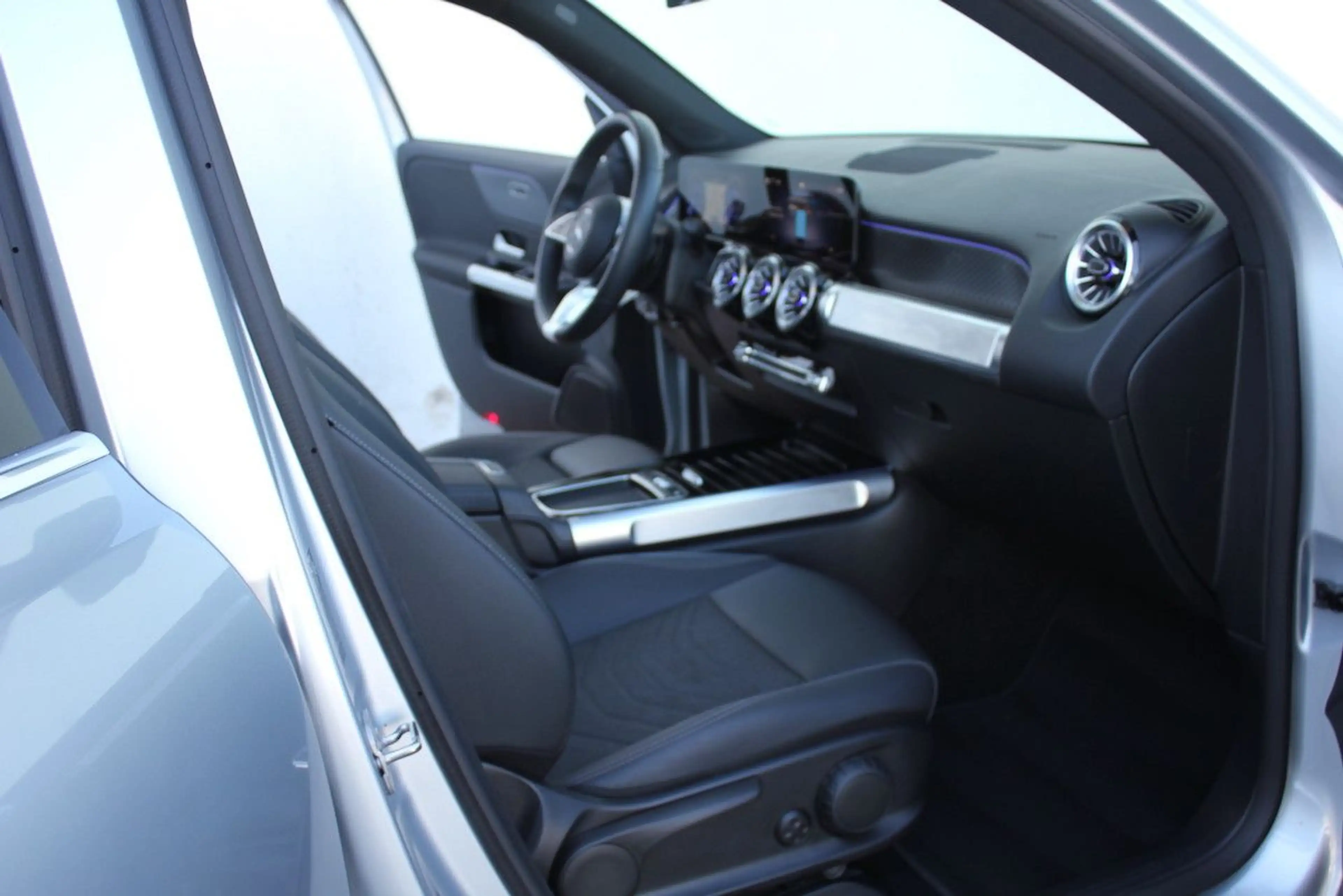 Mercedes-Benz EQB 250 PLUS 70,5kWh innerorts 652km 847 7-Sitz — photo 9