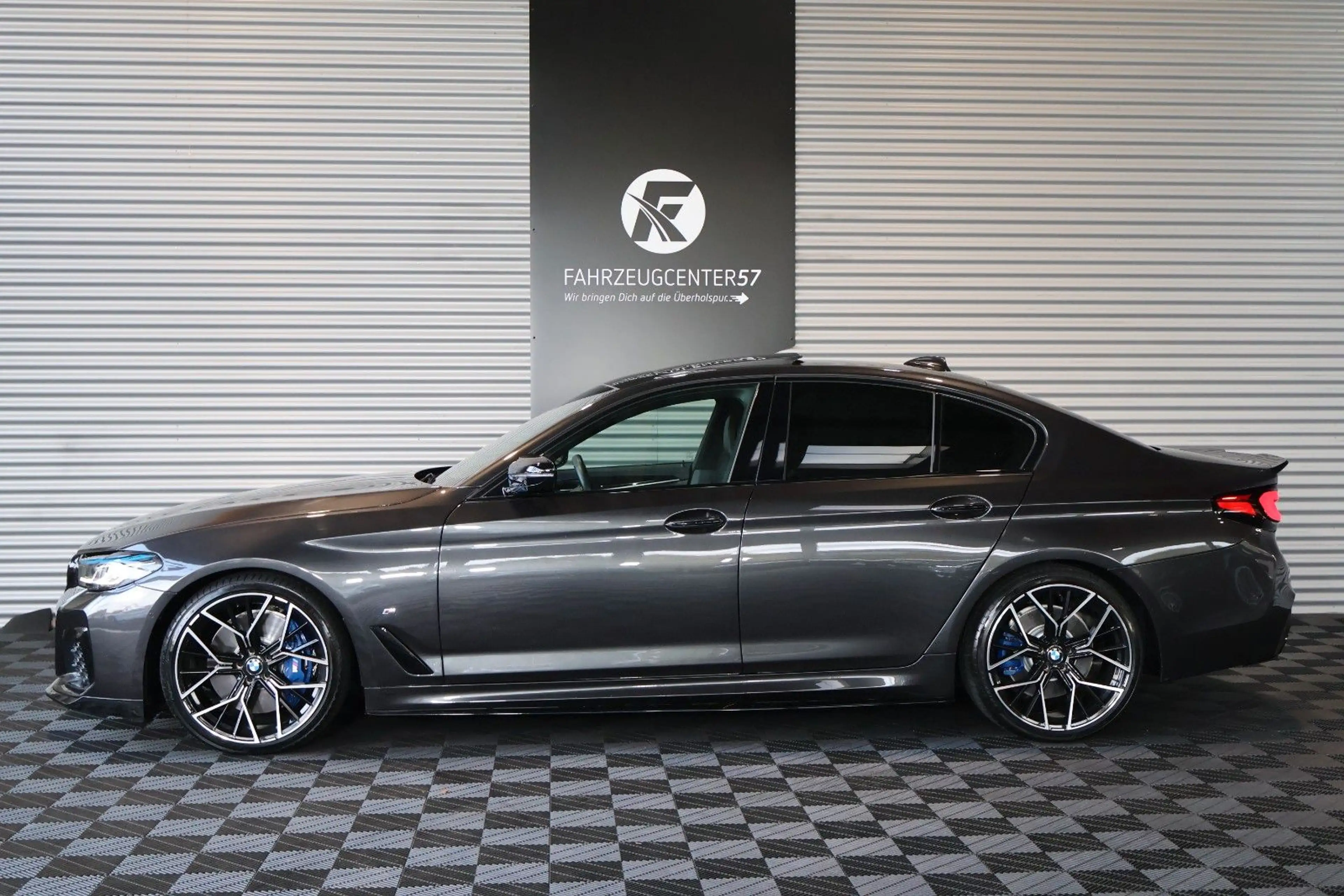 BMW 550 i xDrive/ACC/LASER/HUD/B&W/CARPLAY/NAPPA/20" — photo 2