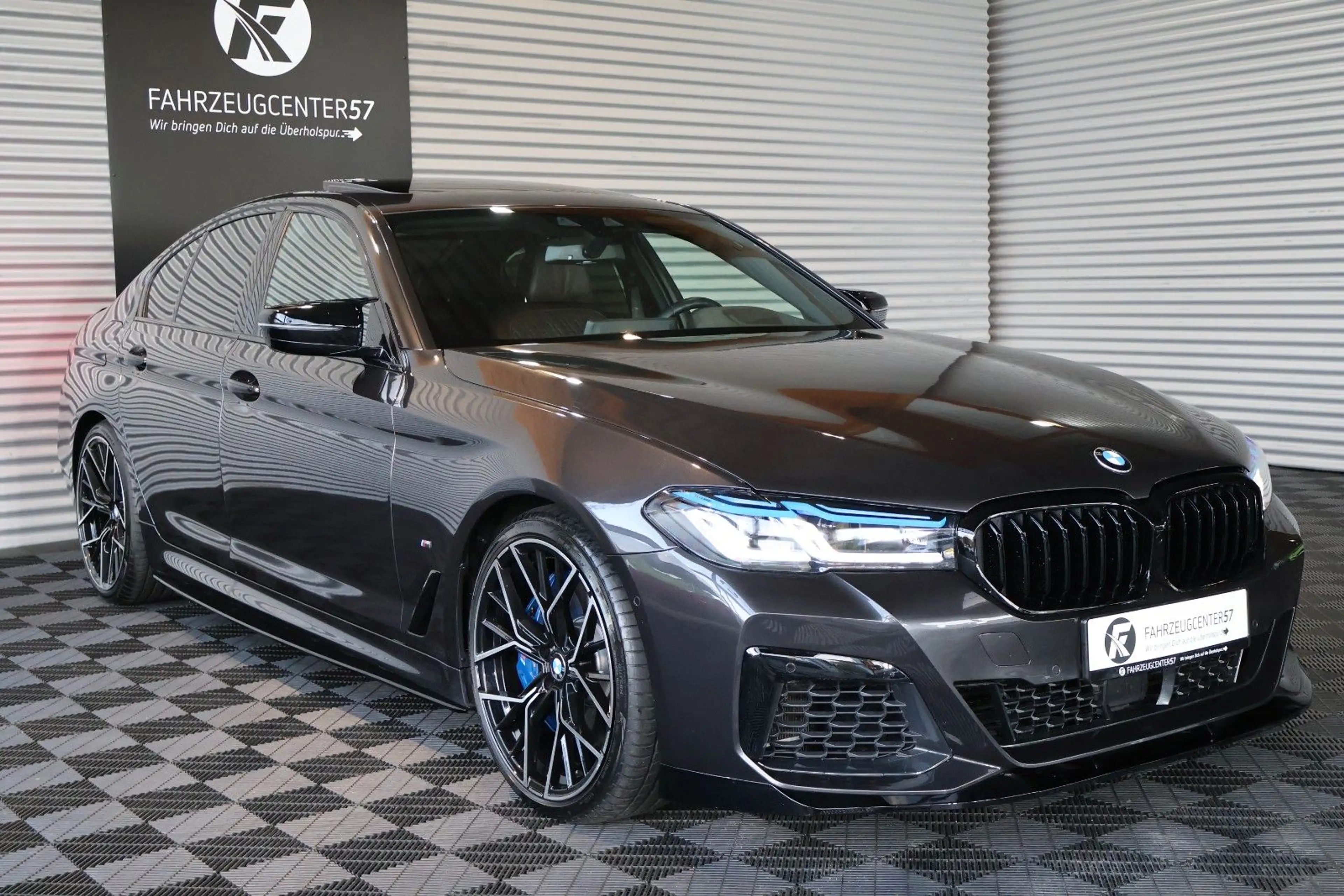 BMW 550 i xDrive/ACC/LASER/HUD/B&W/CARPLAY/NAPPA/20" — photo 6