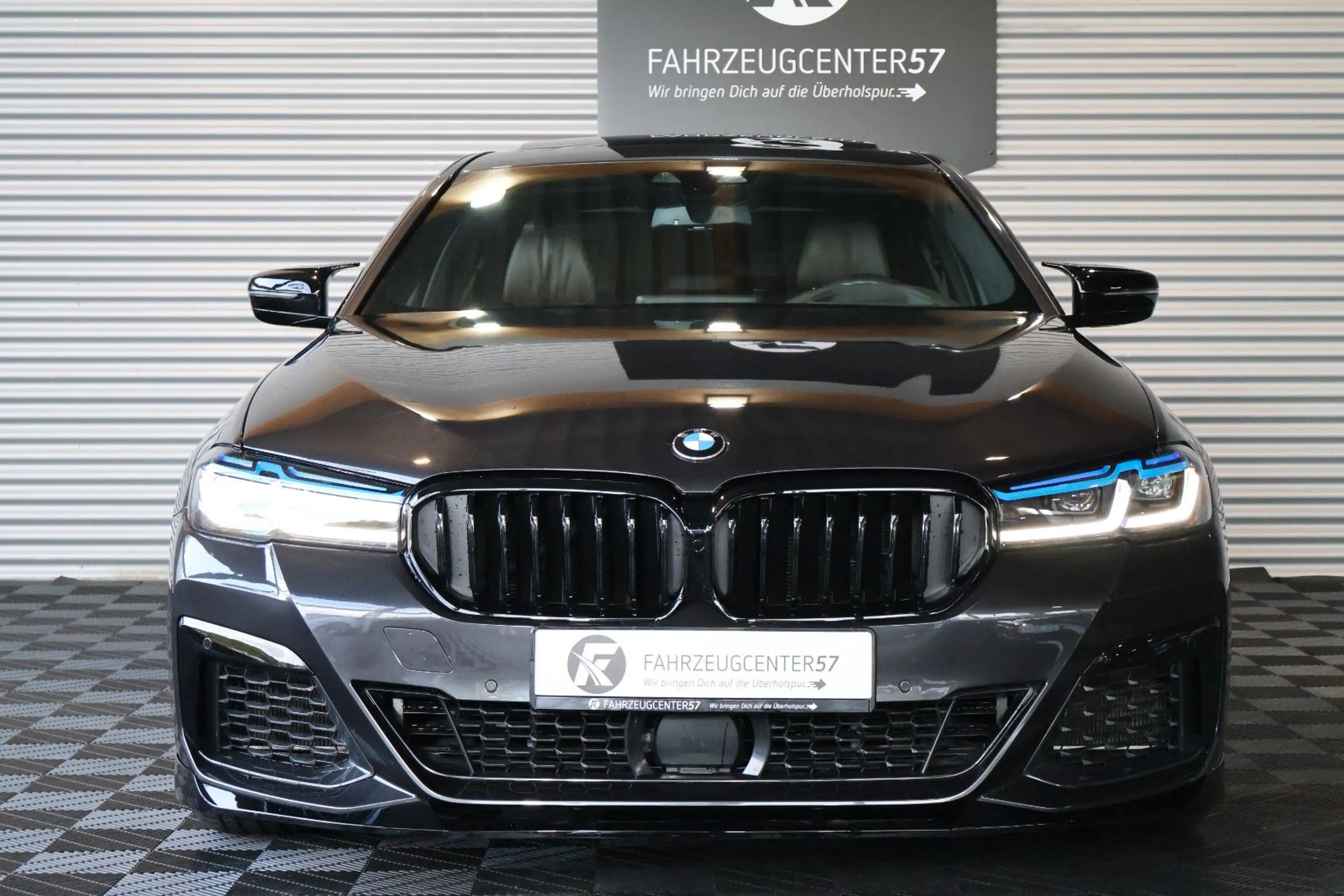 BMW 550 i xDrive/ACC/LASER/HUD/B&W/CARPLAY/NAPPA/20" — photo 4