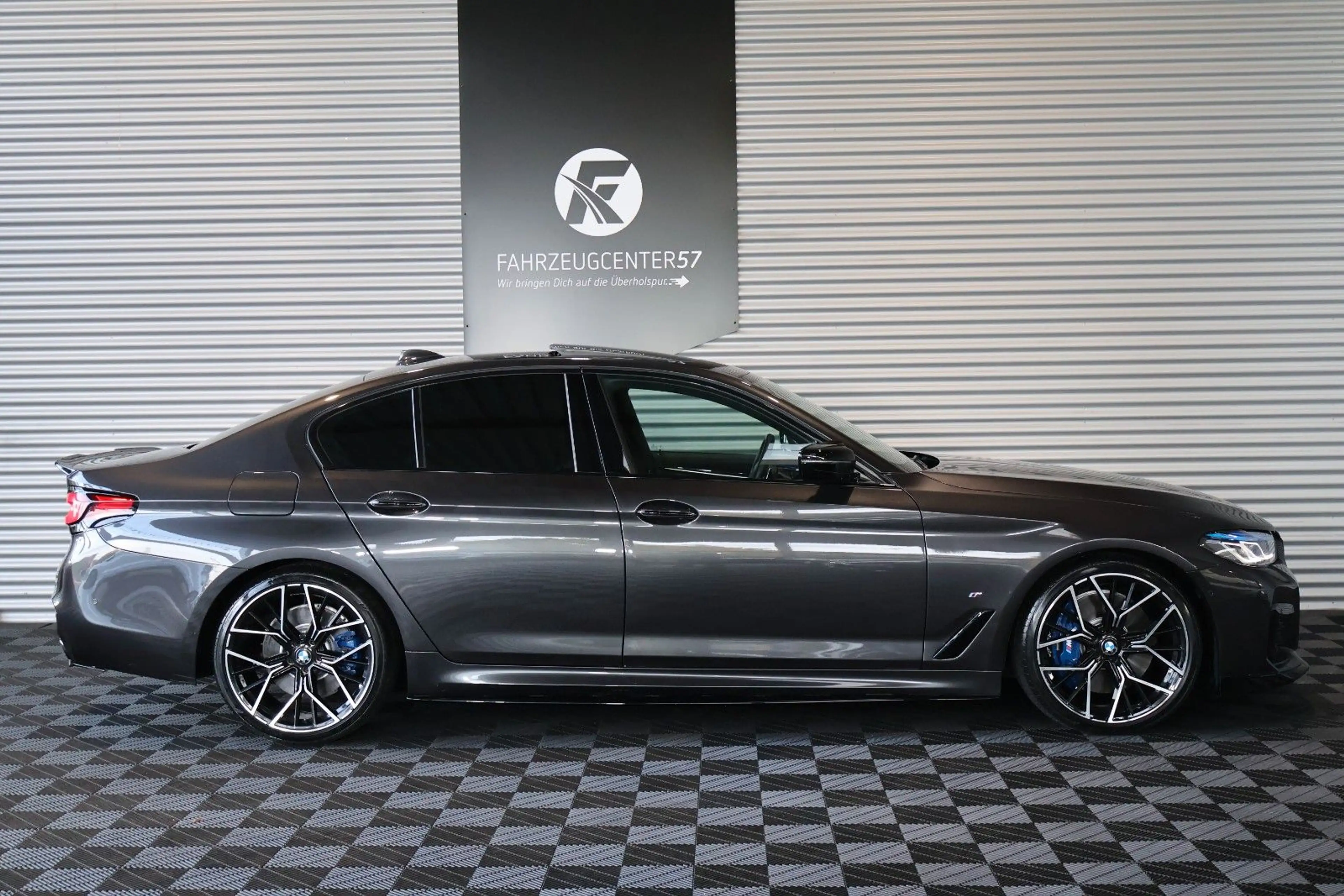 BMW 550 i xDrive/ACC/LASER/HUD/B&W/CARPLAY/NAPPA/20" — photo 5