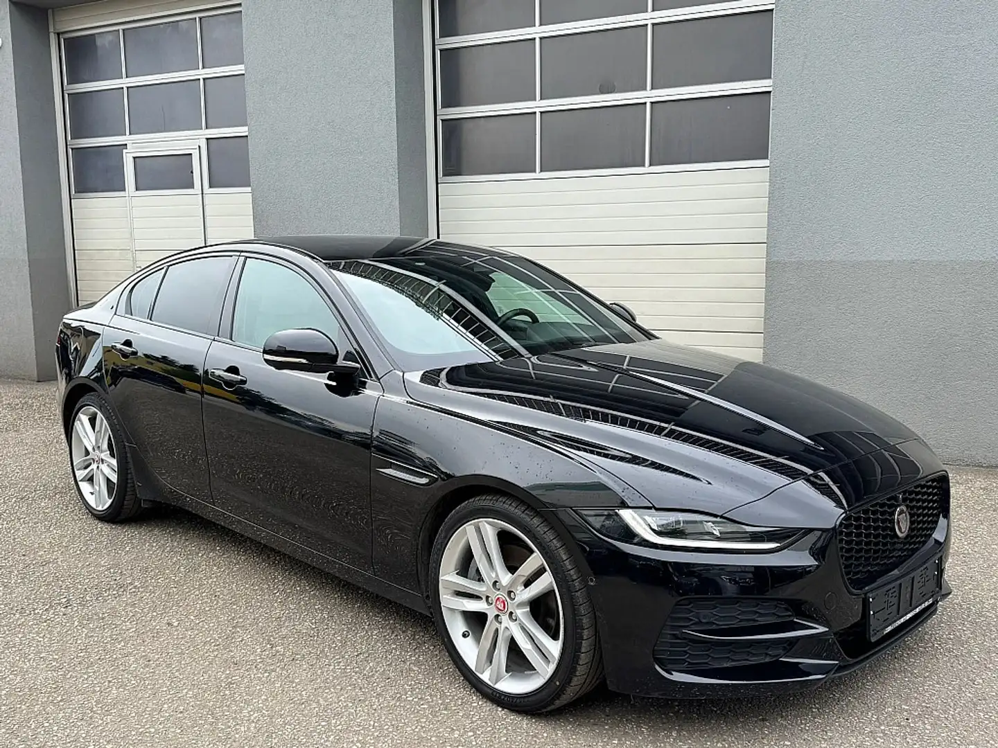 Jaguar XE D200 SE Aut. Černá - 2