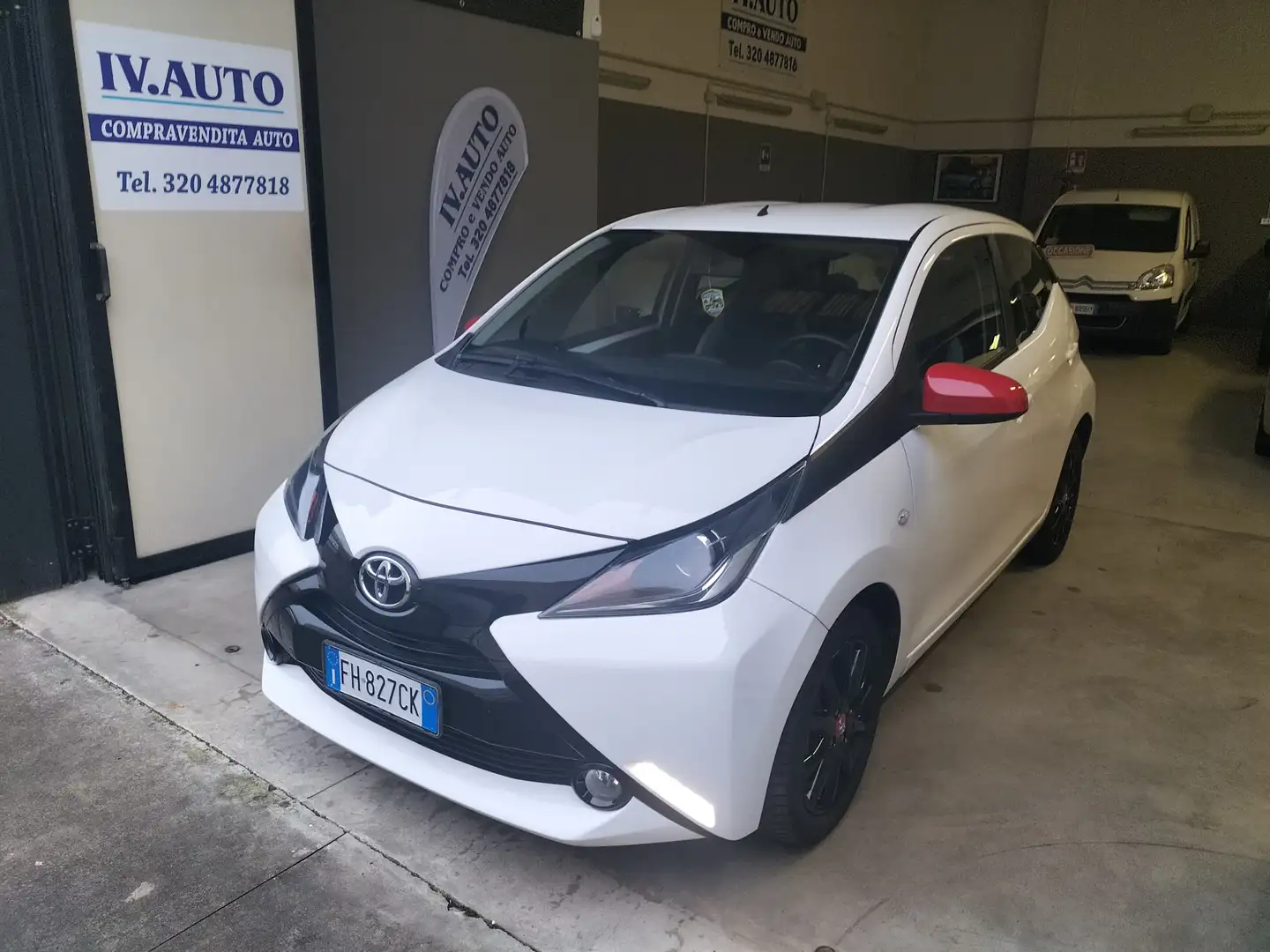 Toyota Aygo 5p 1.0 cambio automatico km 112000 Bianco - 1
