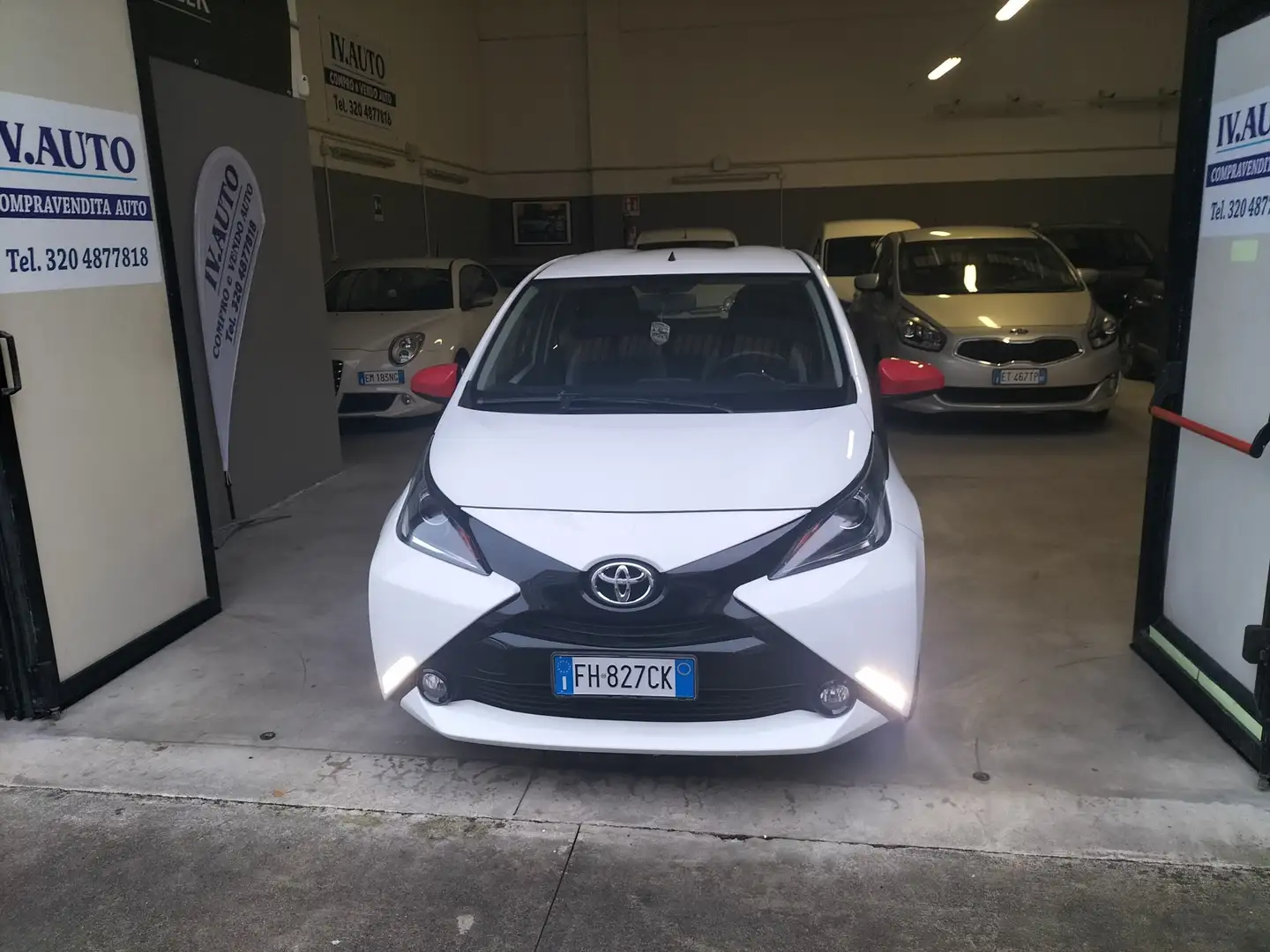 Toyota Aygo 5p 1.0 cambio automatico km 112000 Bianco - 2