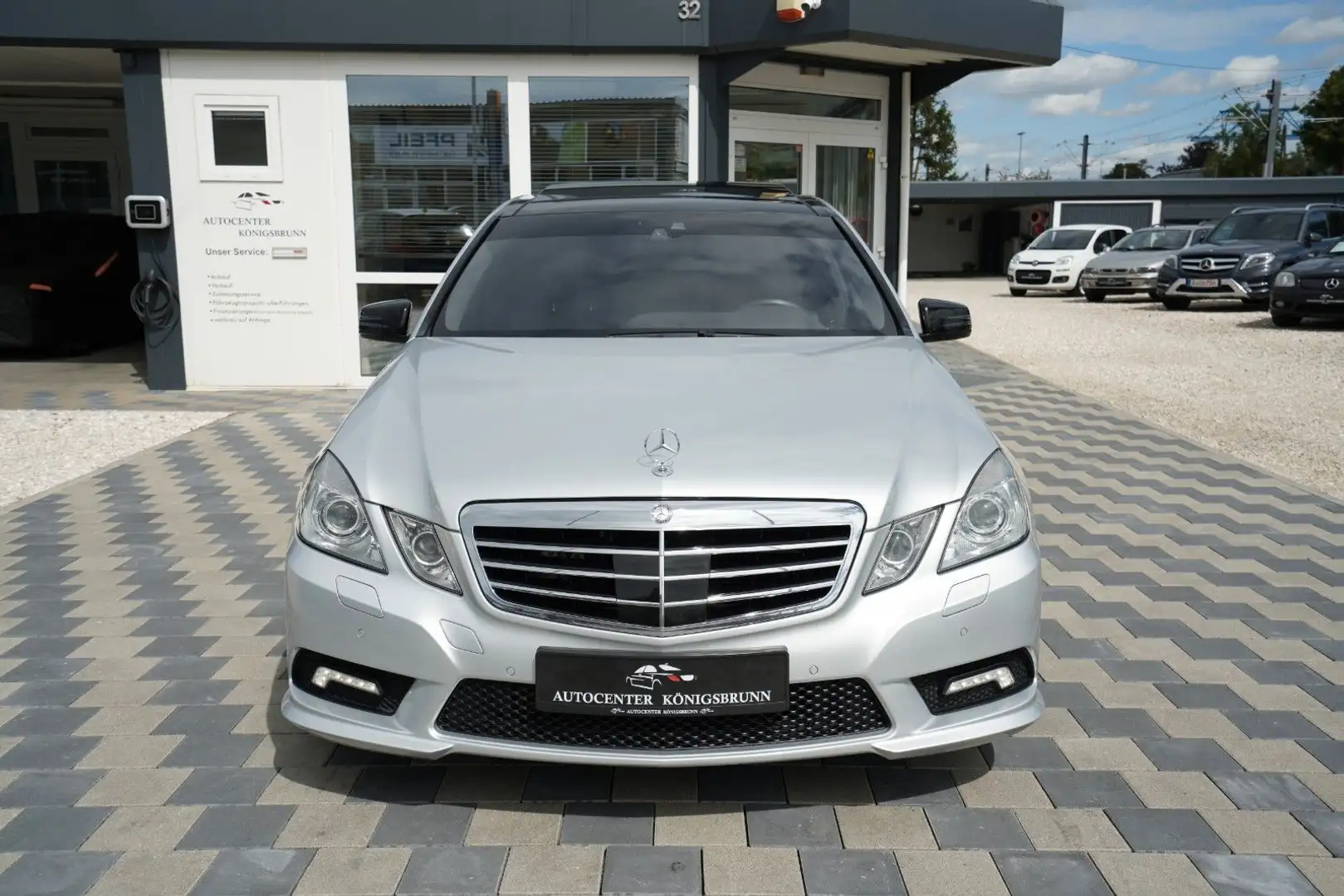 Mercedes-Benz E 500 AMG Line*V8*Kamera*Pano*H&K*Exklusiv-Paket Silber - 2