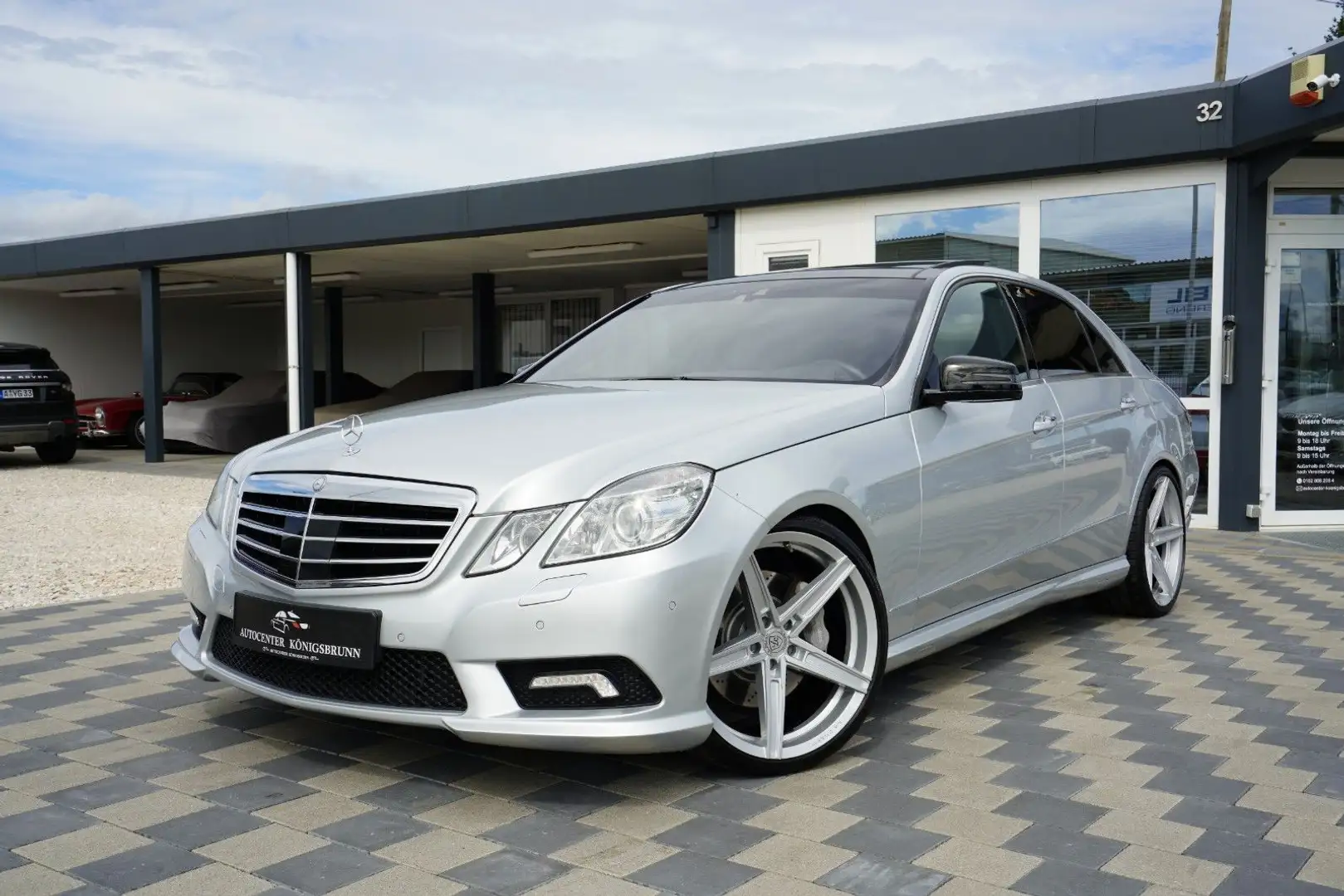 Mercedes-Benz E 500 AMG Line*V8*Kamera*Pano*H&K*Exklusiv-Paket Silber - 1