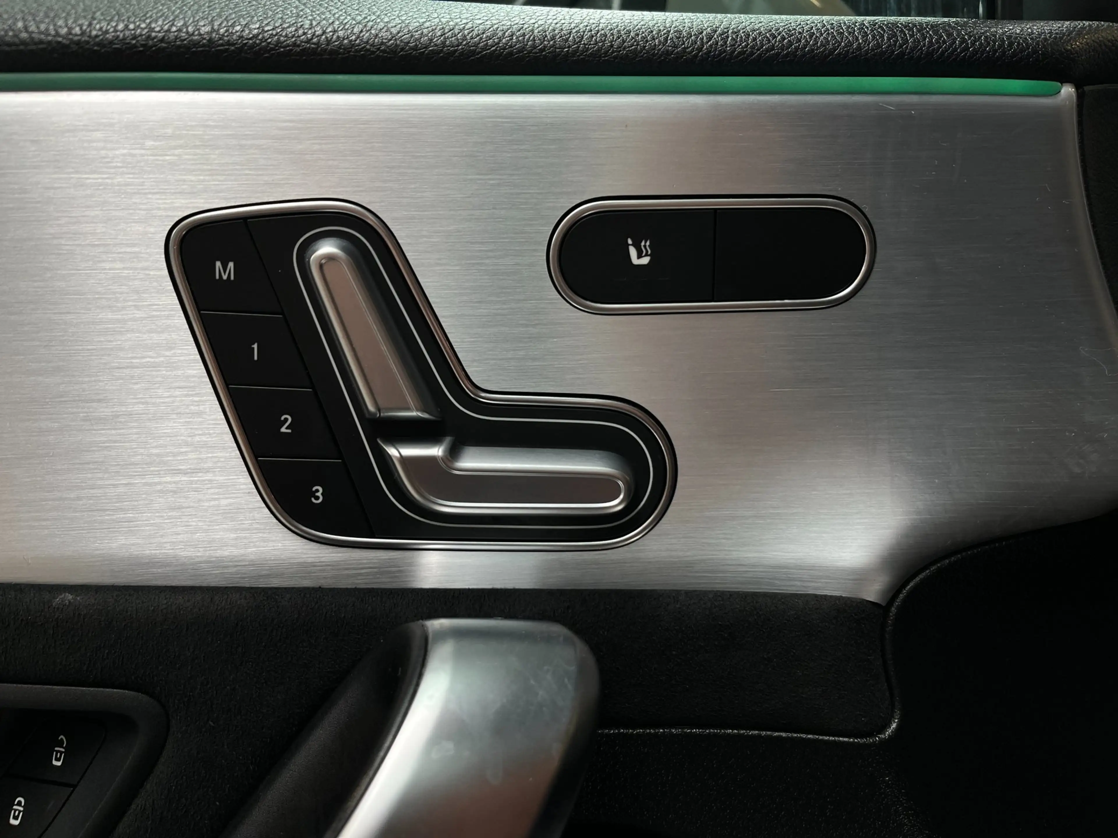Mercedes-Benz A 220 Launch Edition Premium Plus Burmester/Pano/Carplay — photo 12