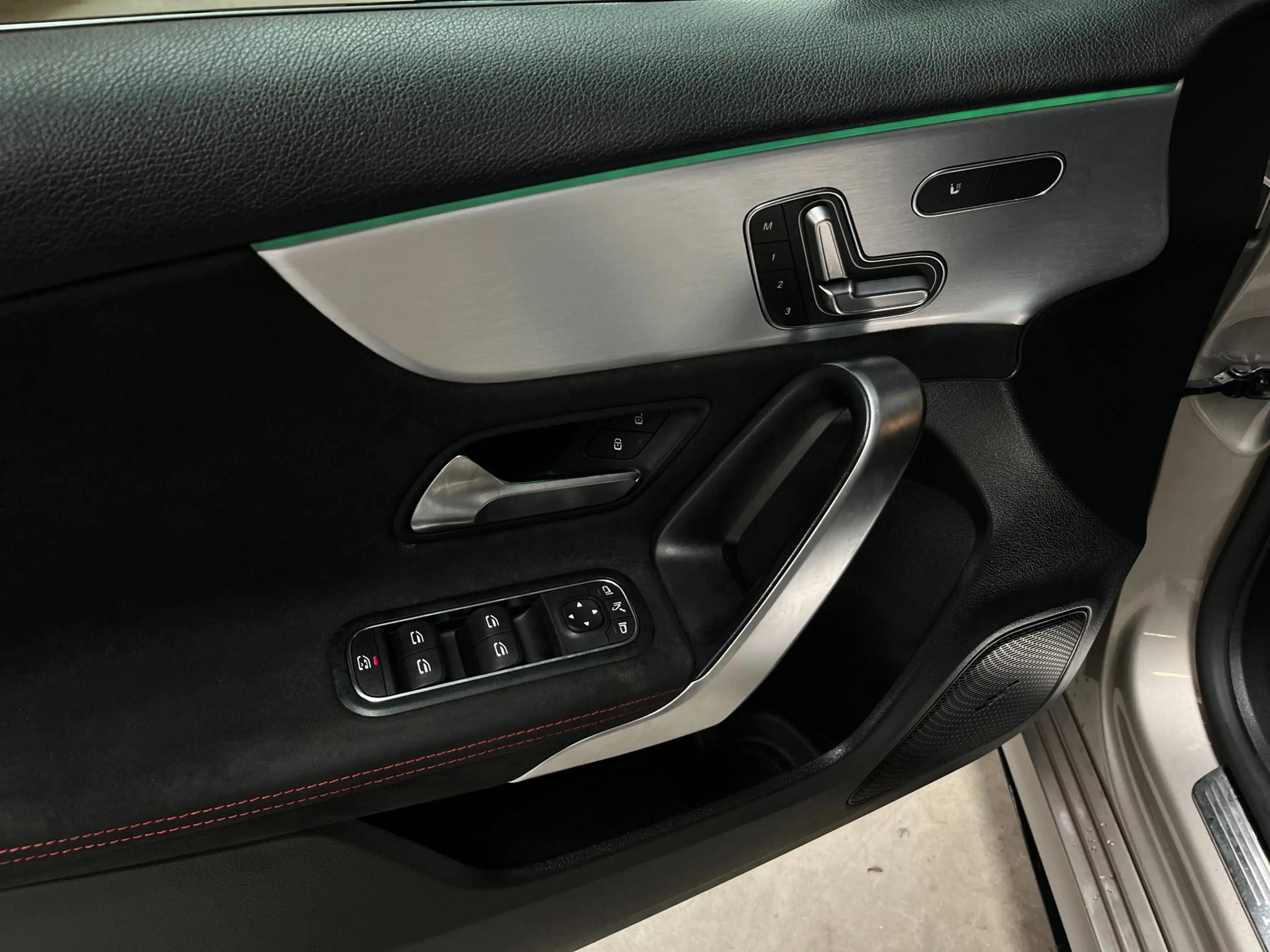 Mercedes-Benz A 220 Launch Edition Premium Plus Burmester/Pano/Carplay — photo 11