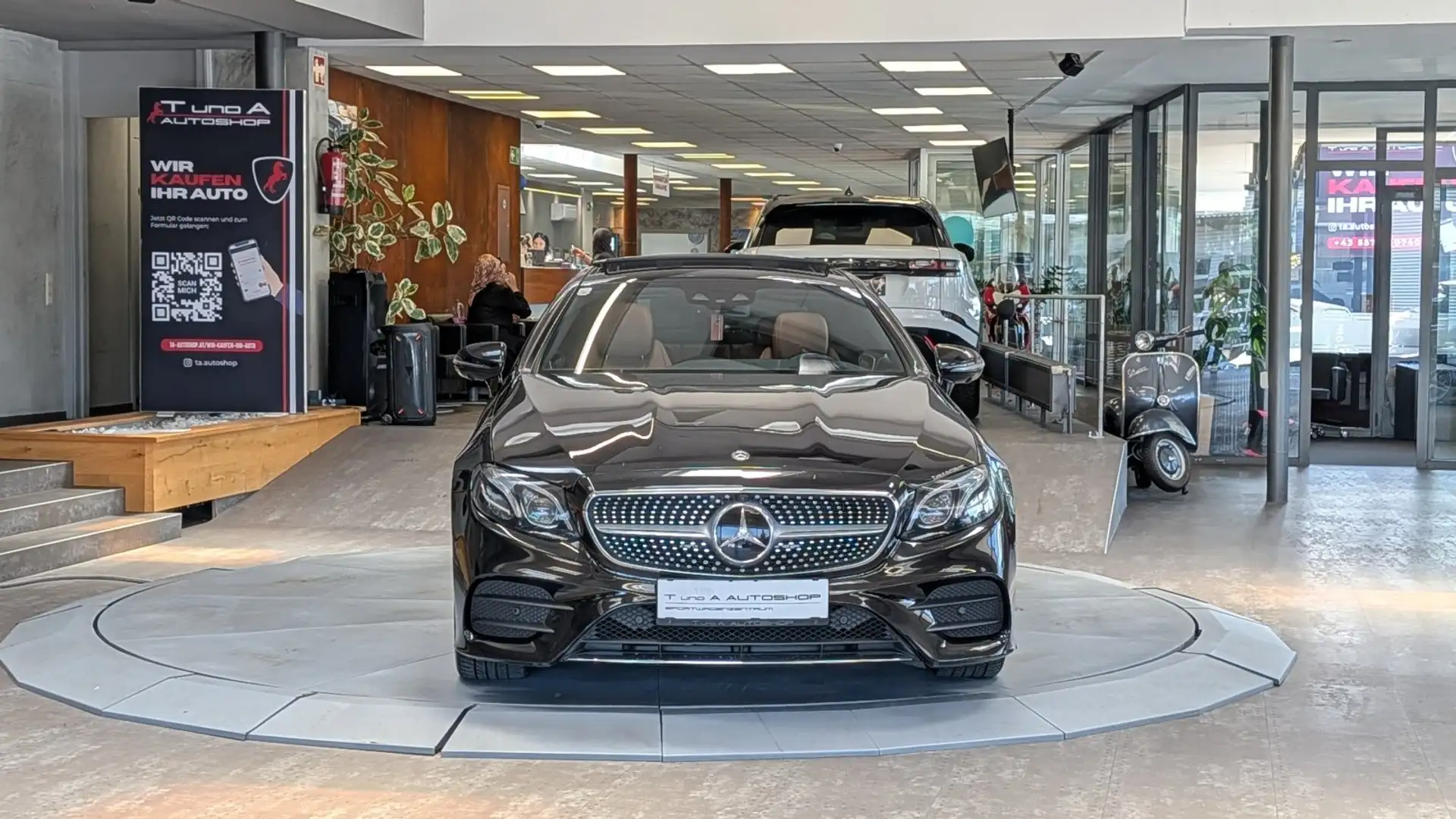 Mercedes-Benz E 220 d Coupe AMG-Paket Aut. *Head-up*Pano*360°*Burmeste Schwarz - 2