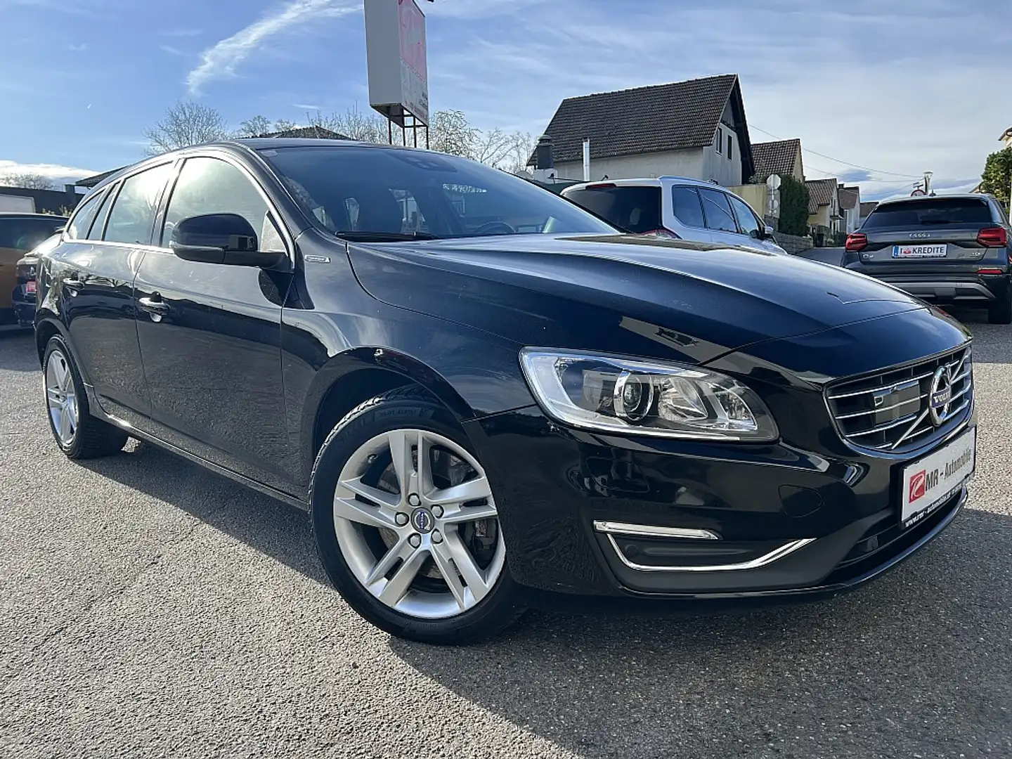 Volvo V60 PHEV D6 Twin Engine Summum Geartronic Schwarz - 1