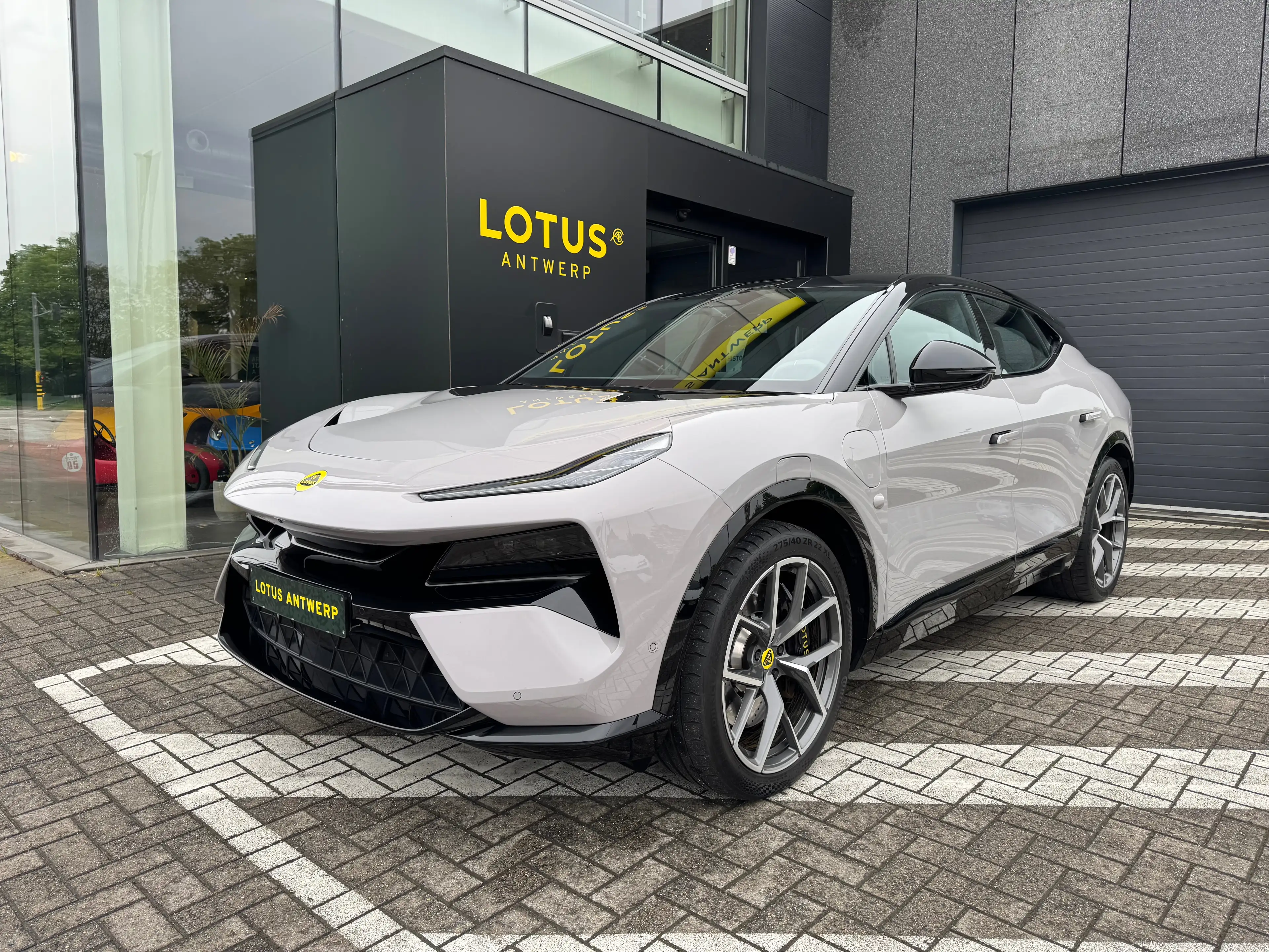 Lotus Eletre 22"/Kaimu grey/Magnetite interior/Glas roof — photo 2