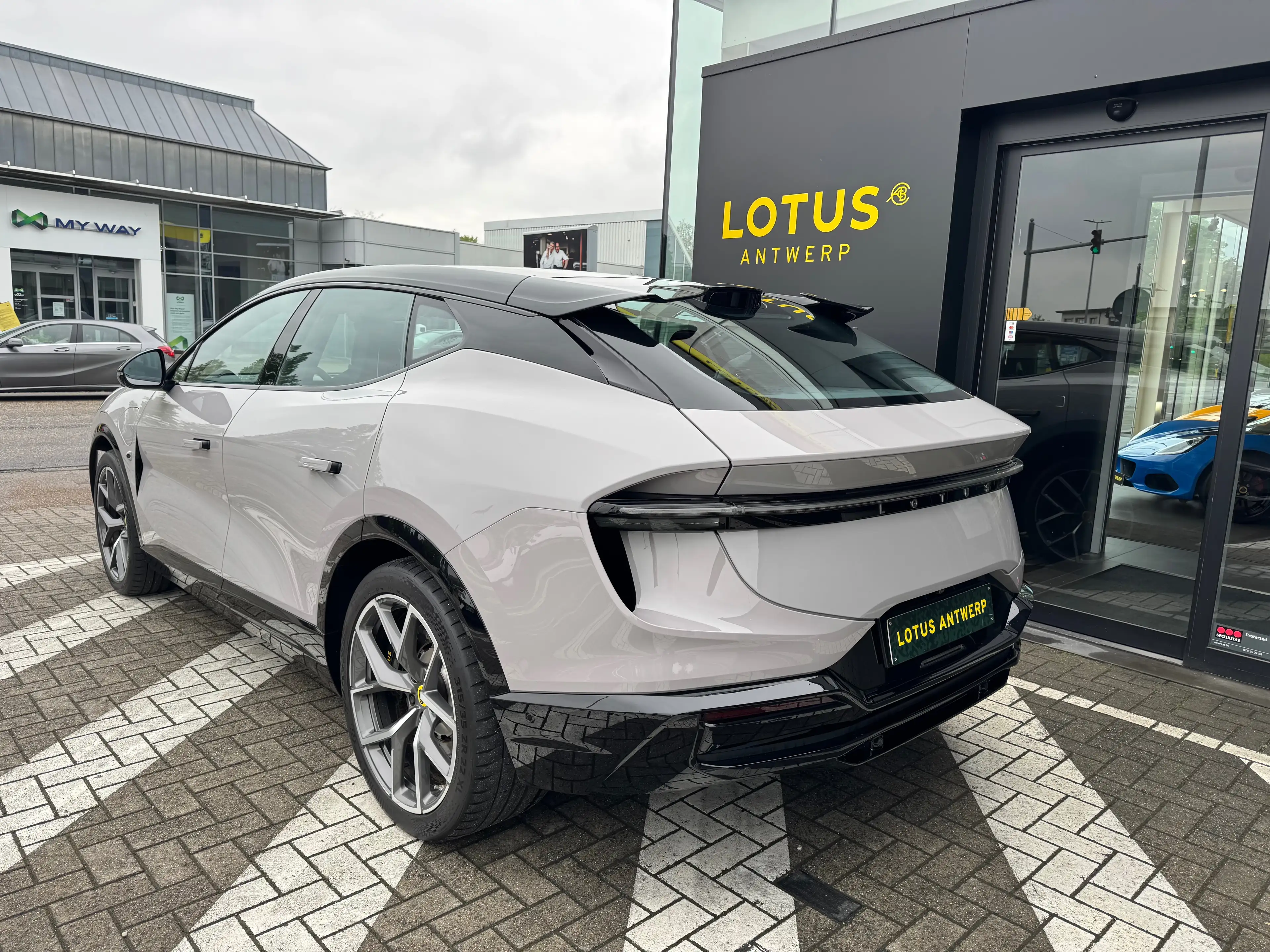 Lotus Eletre 22"/Kaimu grey/Magnetite interior/Glas roof — photo 4