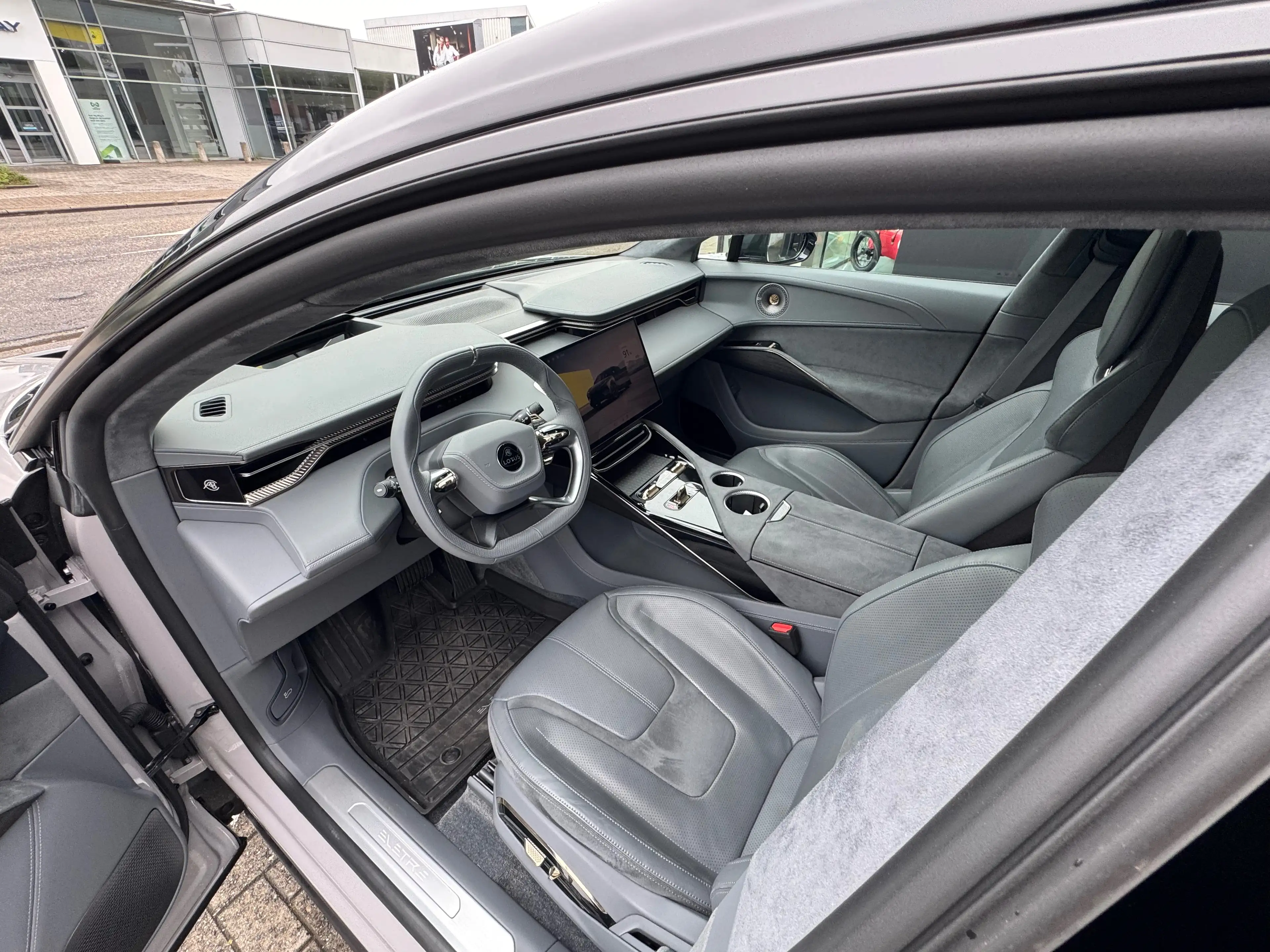 Lotus Eletre 22"/Kaimu grey/Magnetite interior/Glas roof — photo 10