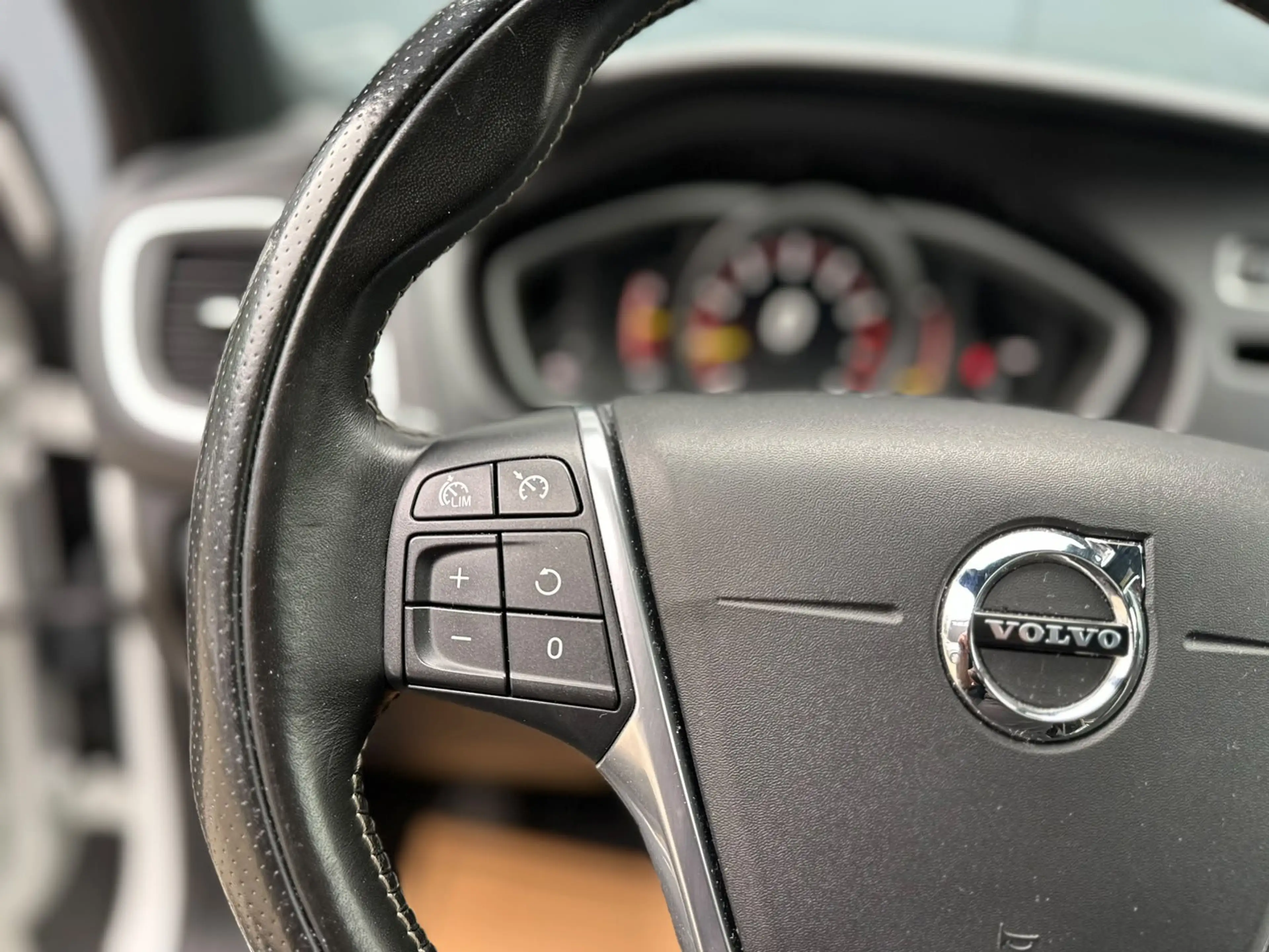 Volvo V40 1.5 T3 Polar+ Sport R-Design LED Pano — photo 16