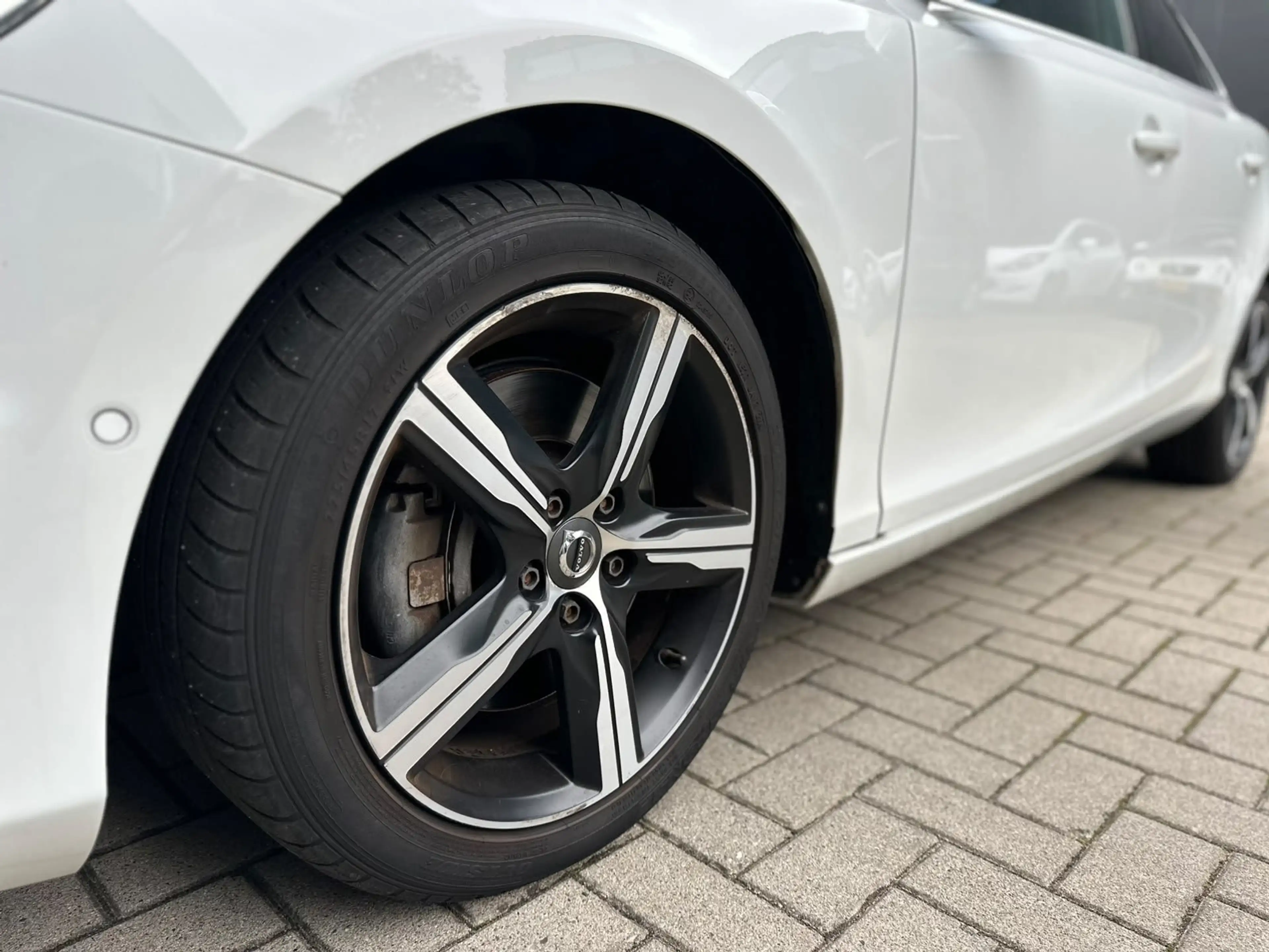 Volvo V40 1.5 T3 Polar+ Sport R-Design LED Pano — photo 25