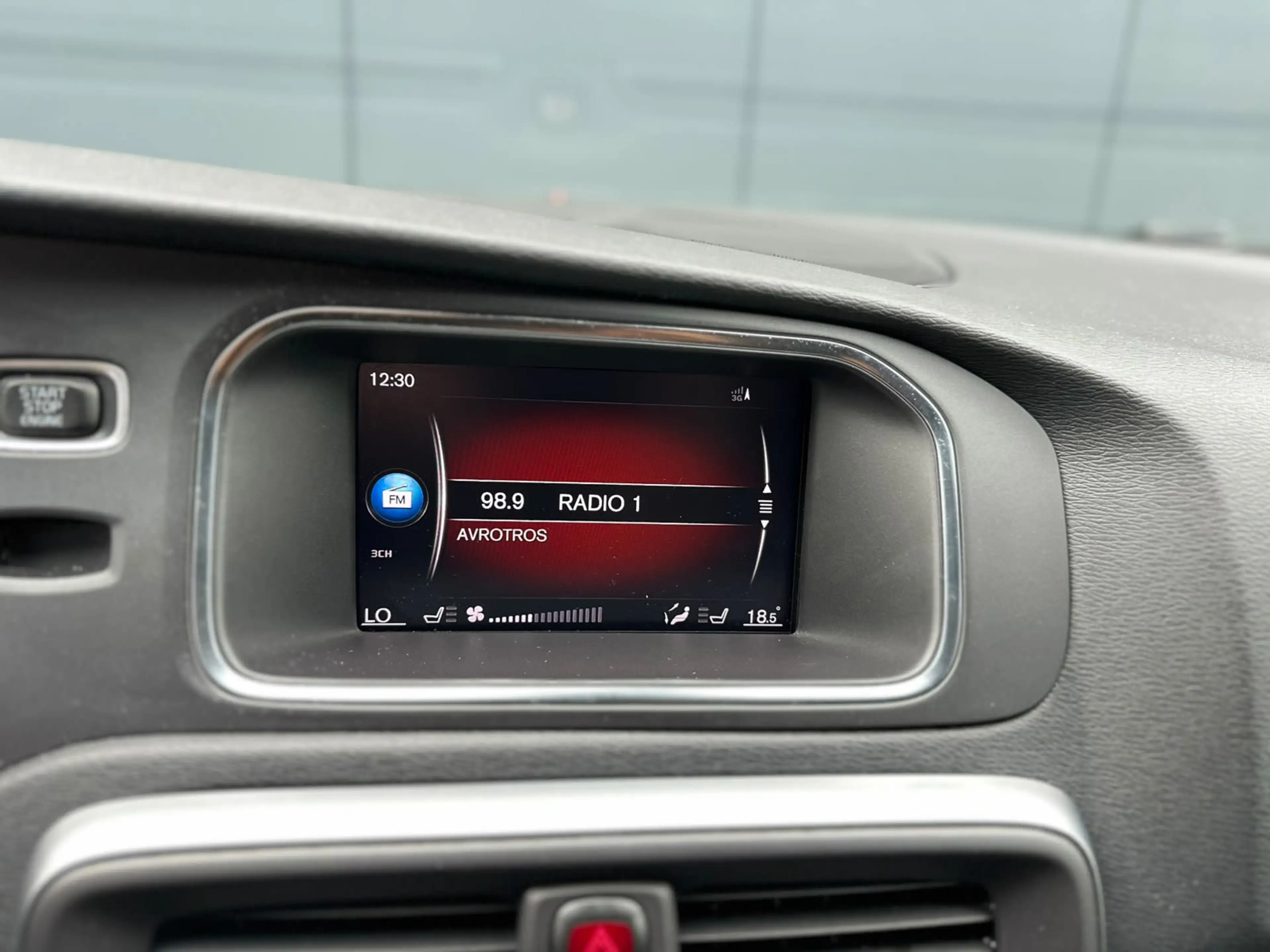 Volvo V40 1.5 T3 Polar+ Sport R-Design LED Pano — photo 7
