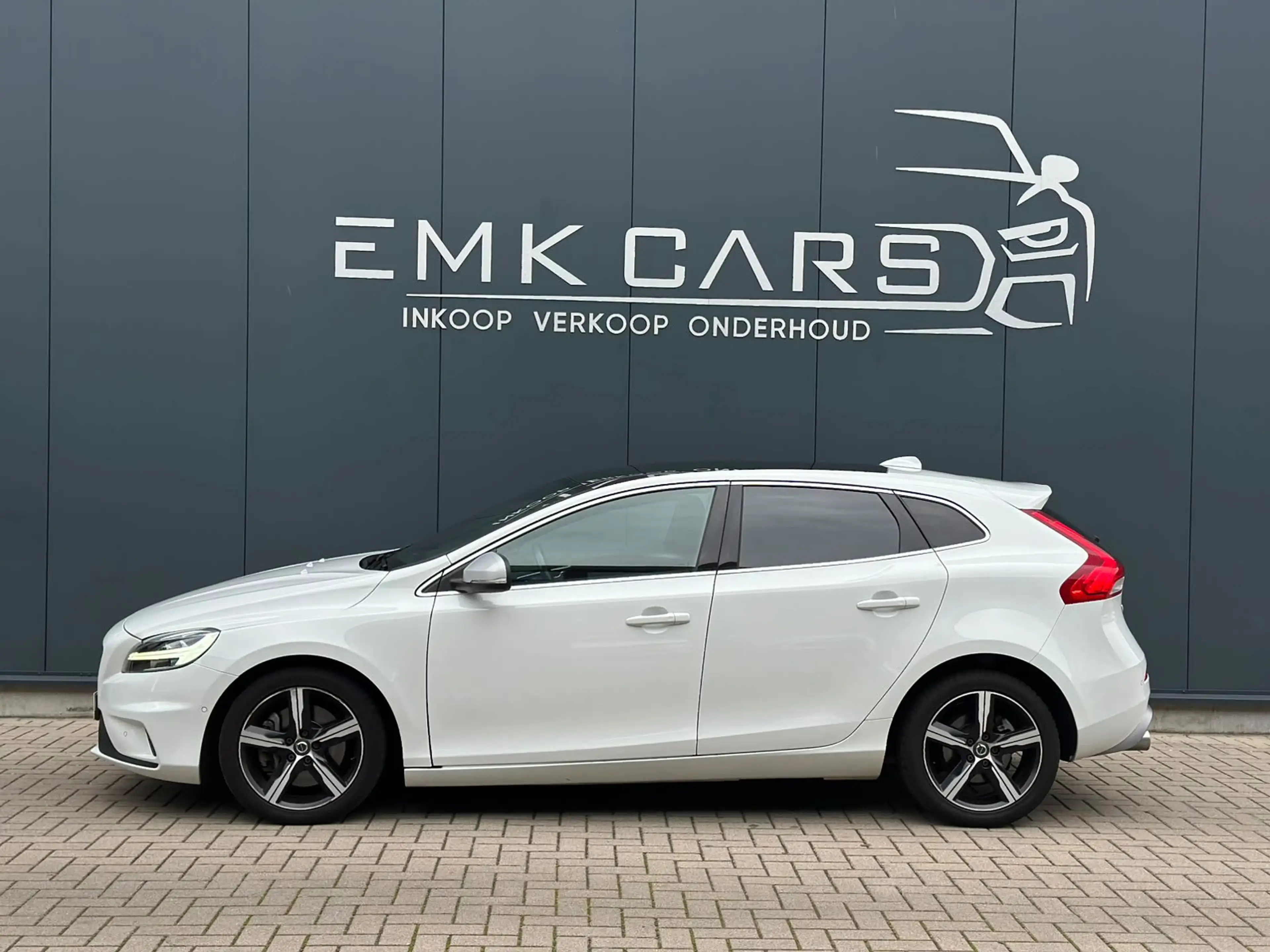 Volvo V40 1.5 T3 Polar+ Sport R-Design LED Pano — photo 29