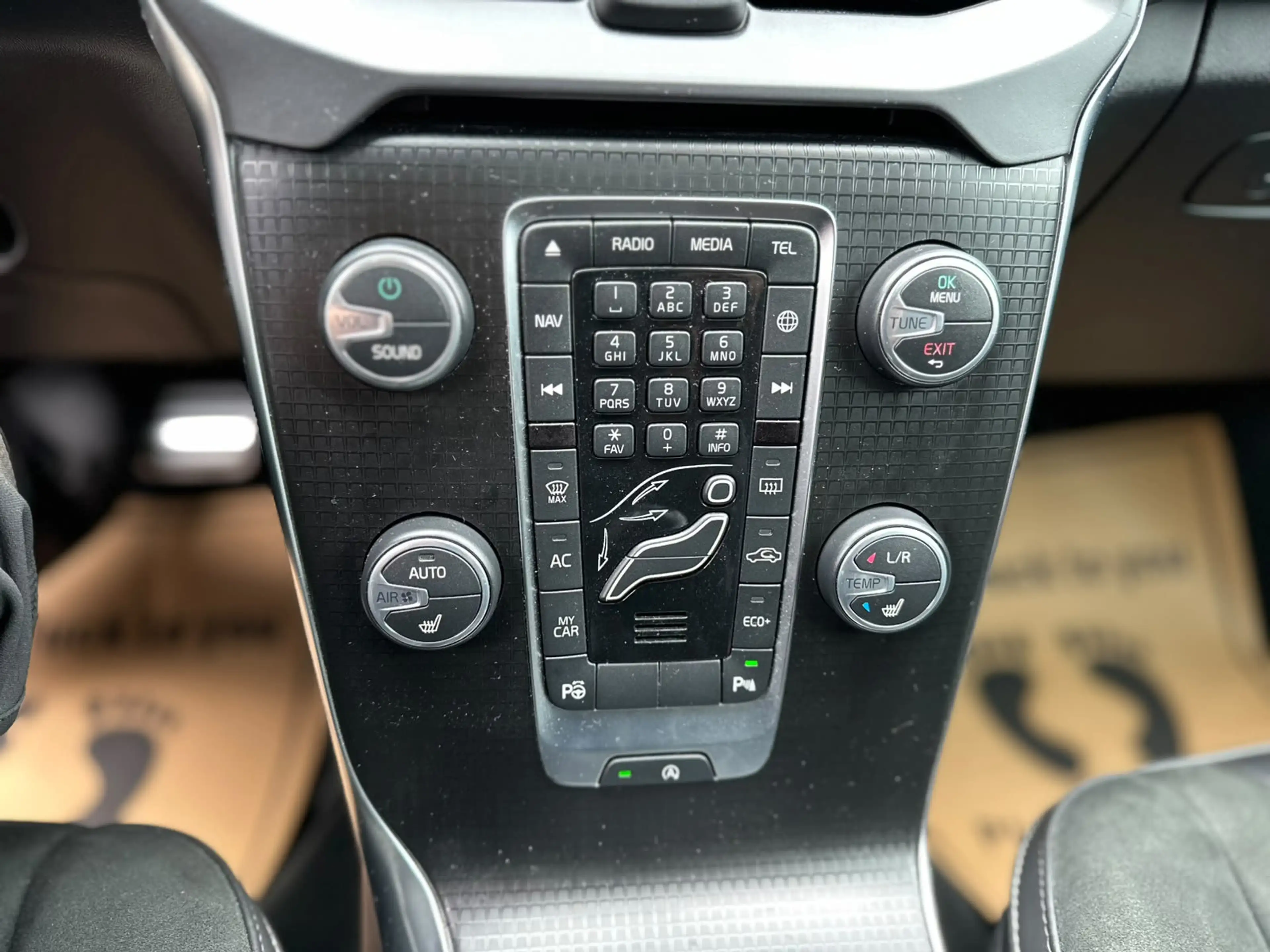 Volvo V40 1.5 T3 Polar+ Sport R-Design LED Pano — photo 9