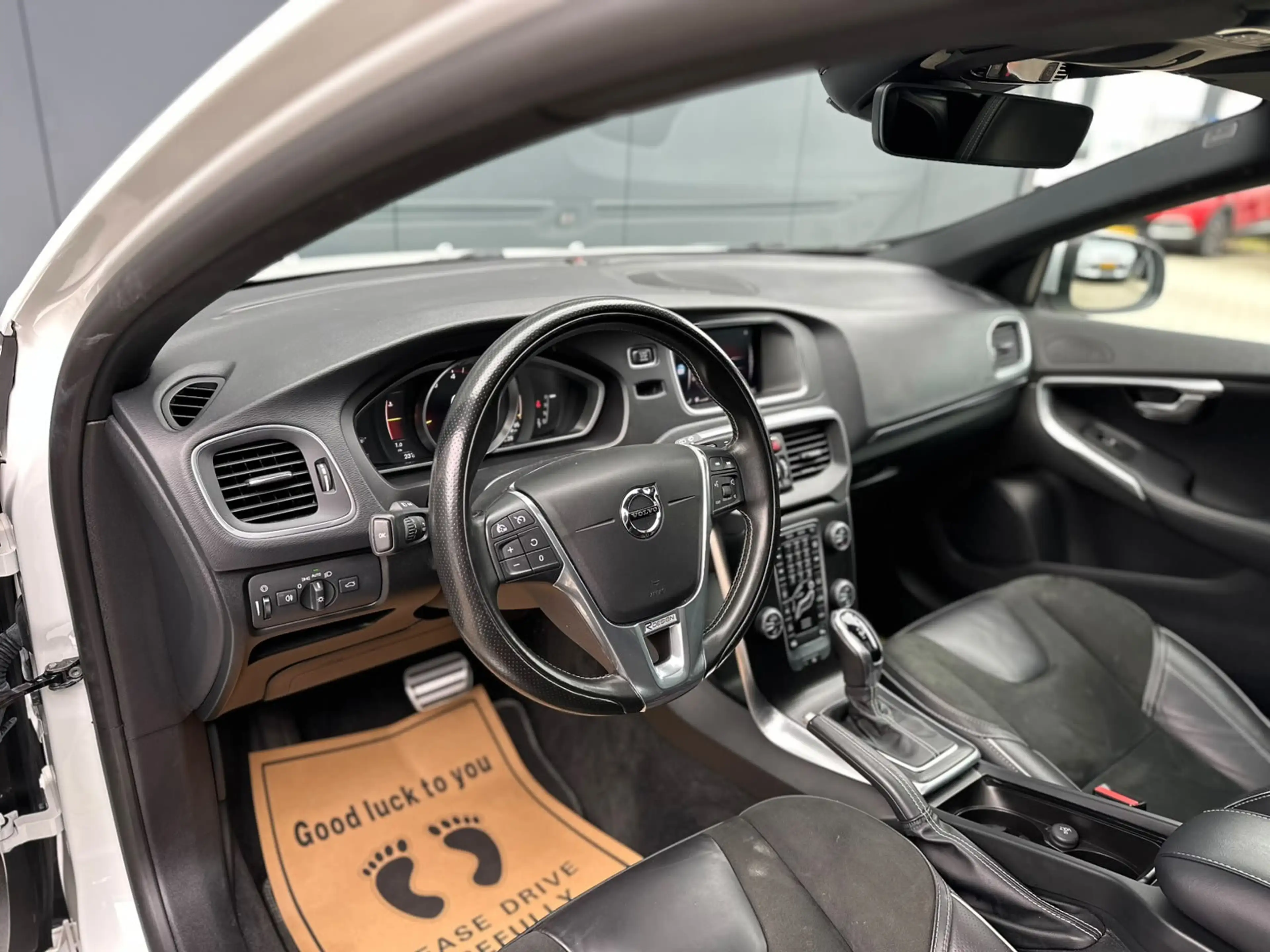 Volvo V40 1.5 T3 Polar+ Sport R-Design LED Pano — photo 18