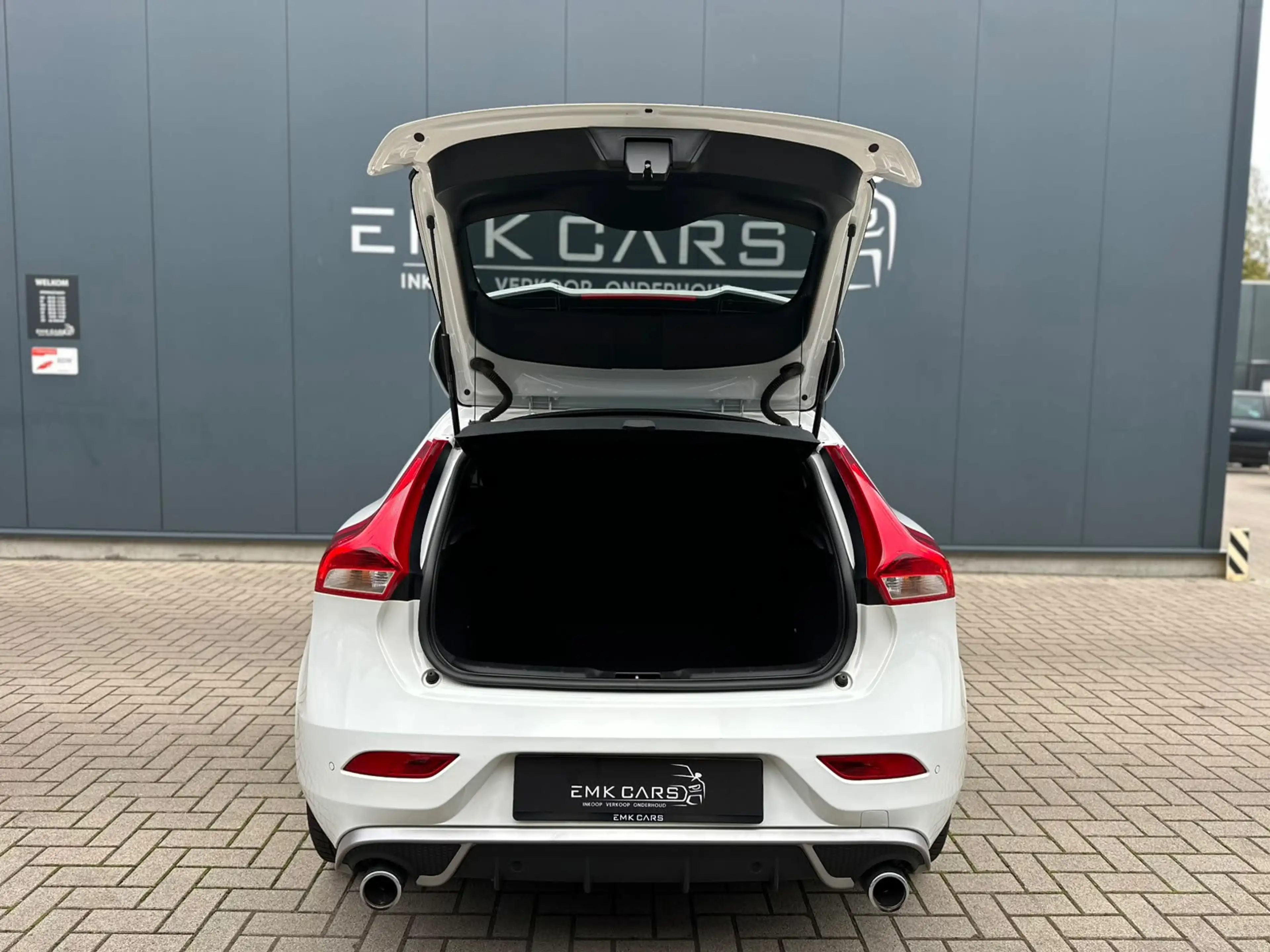 Volvo V40 1.5 T3 Polar+ Sport R-Design LED Pano — photo 30