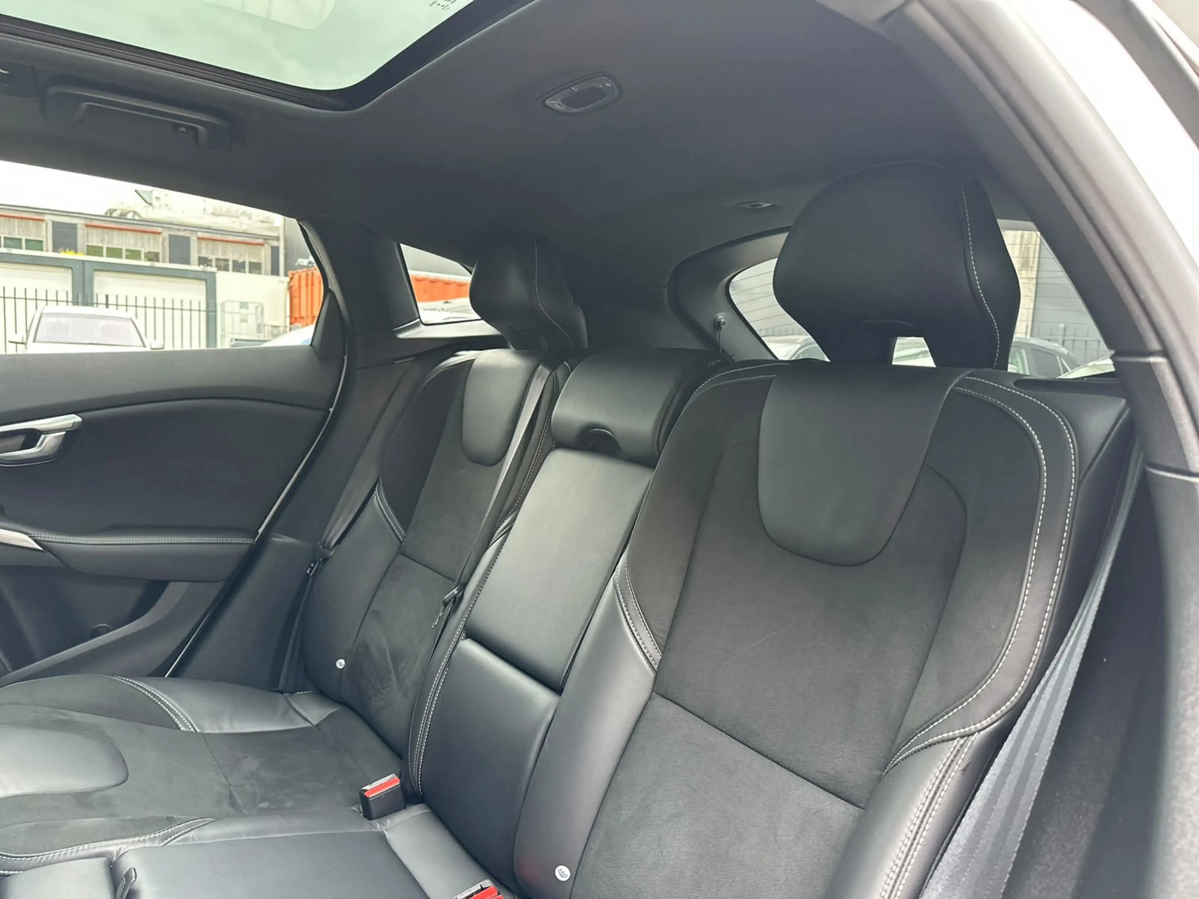 Volvo V40 1.5 T3 Polar+ Sport R-Design LED Pano — photo 21