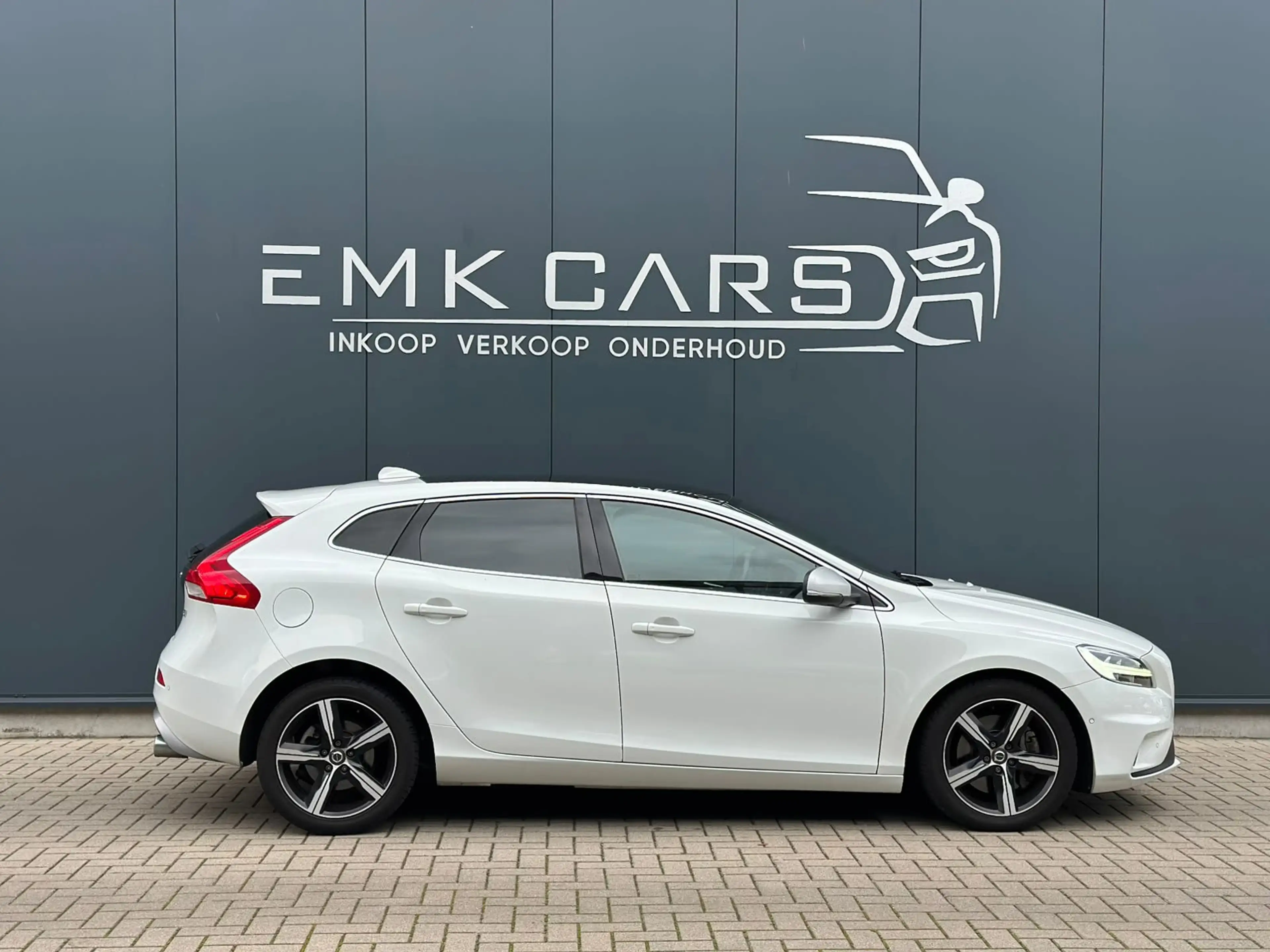 Volvo V40 1.5 T3 Polar+ Sport R-Design LED Pano — photo 28