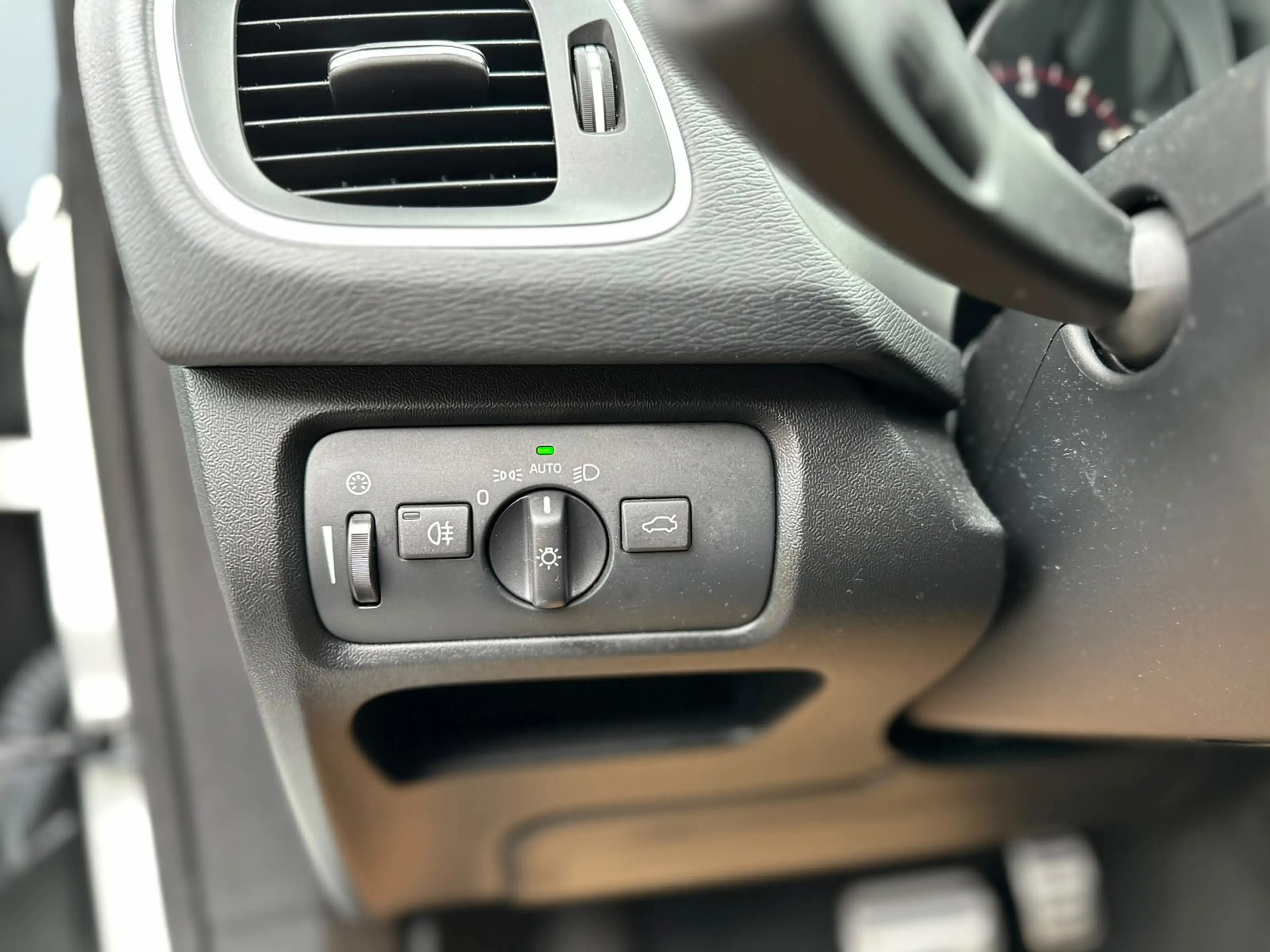 Volvo V40 1.5 T3 Polar+ Sport R-Design LED Pano — photo 15