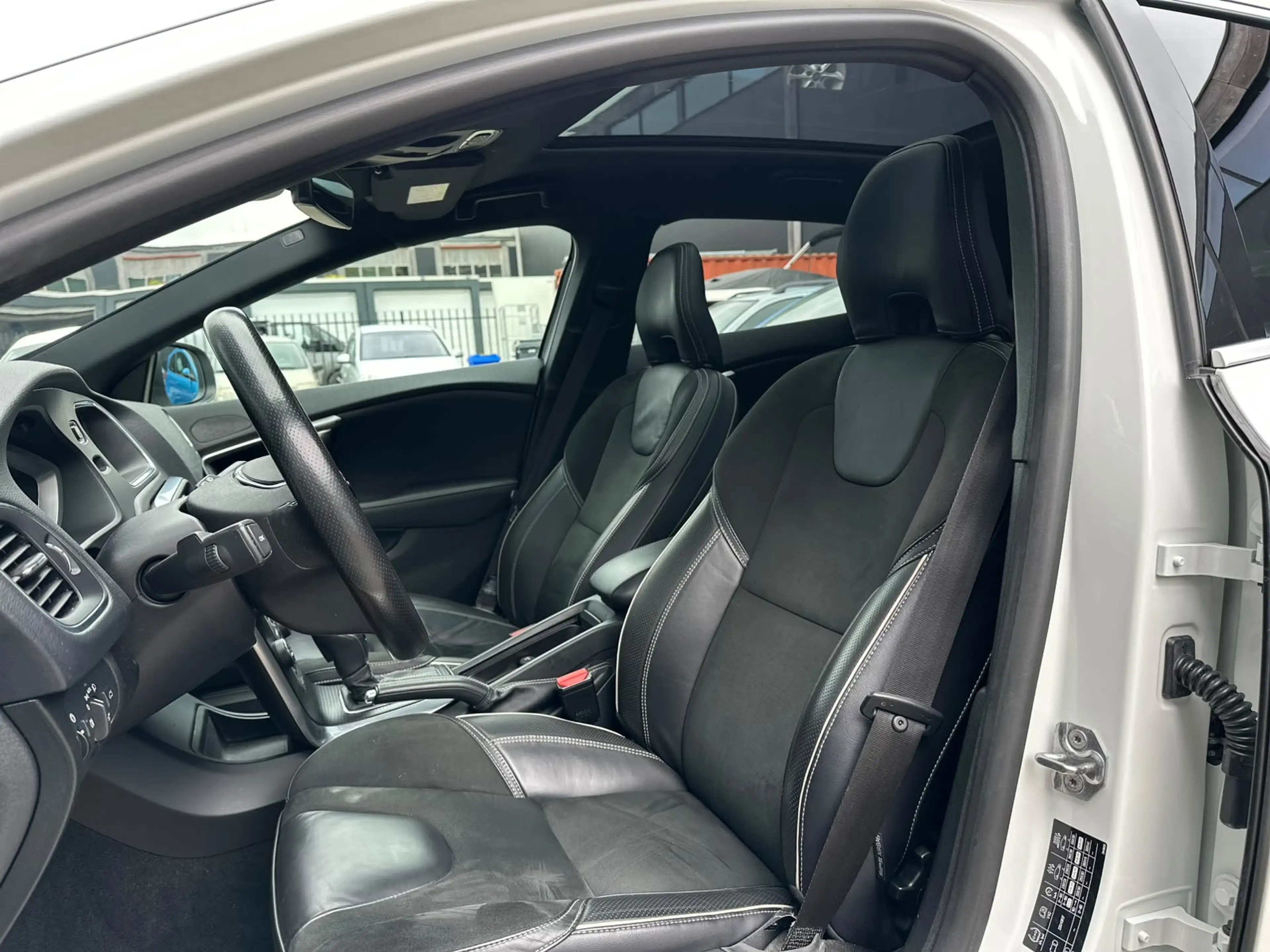 Volvo V40 1.5 T3 Polar+ Sport R-Design LED Pano — photo 19