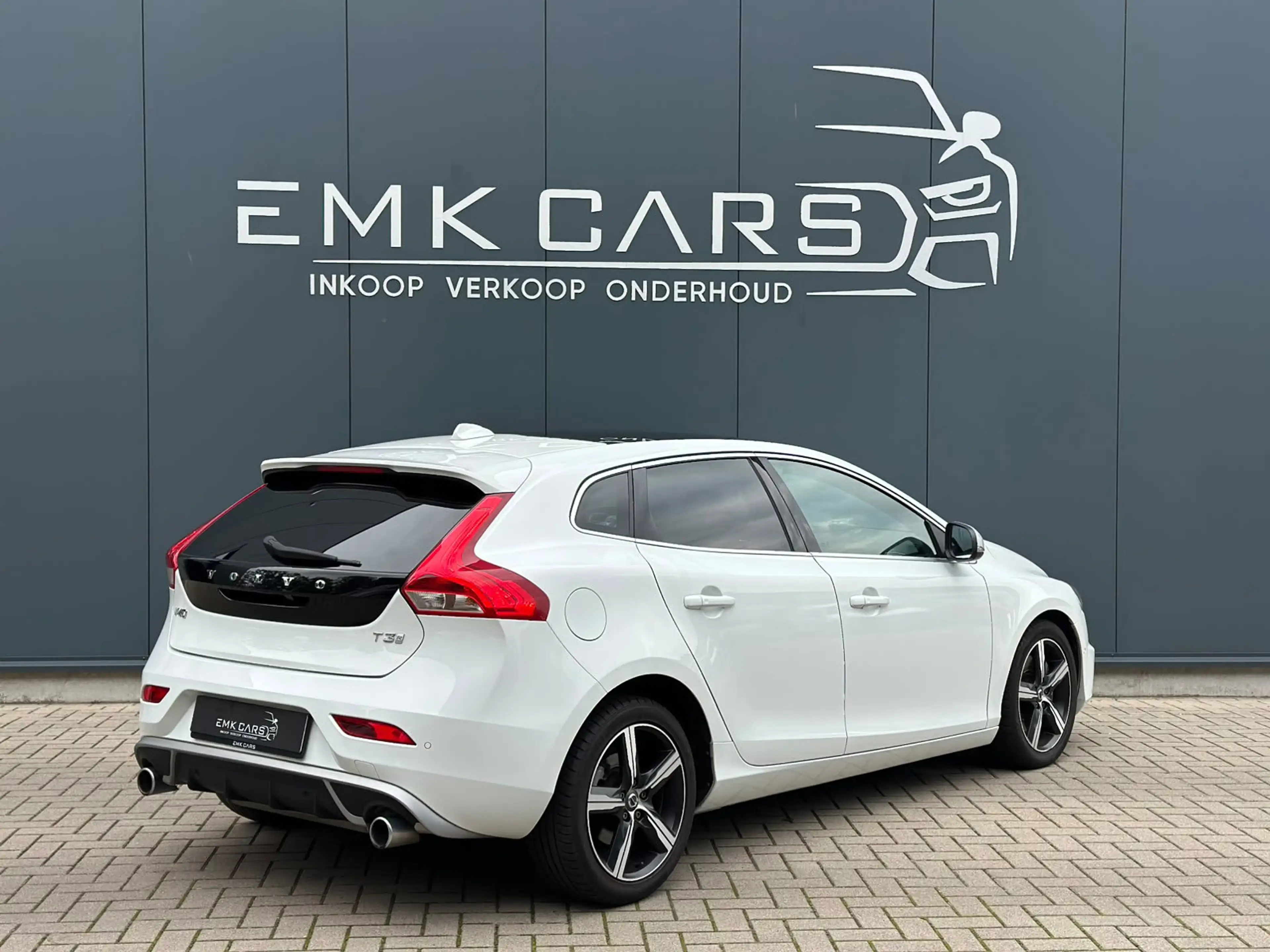 Volvo V40 1.5 T3 Polar+ Sport R-Design LED Pano — photo 2