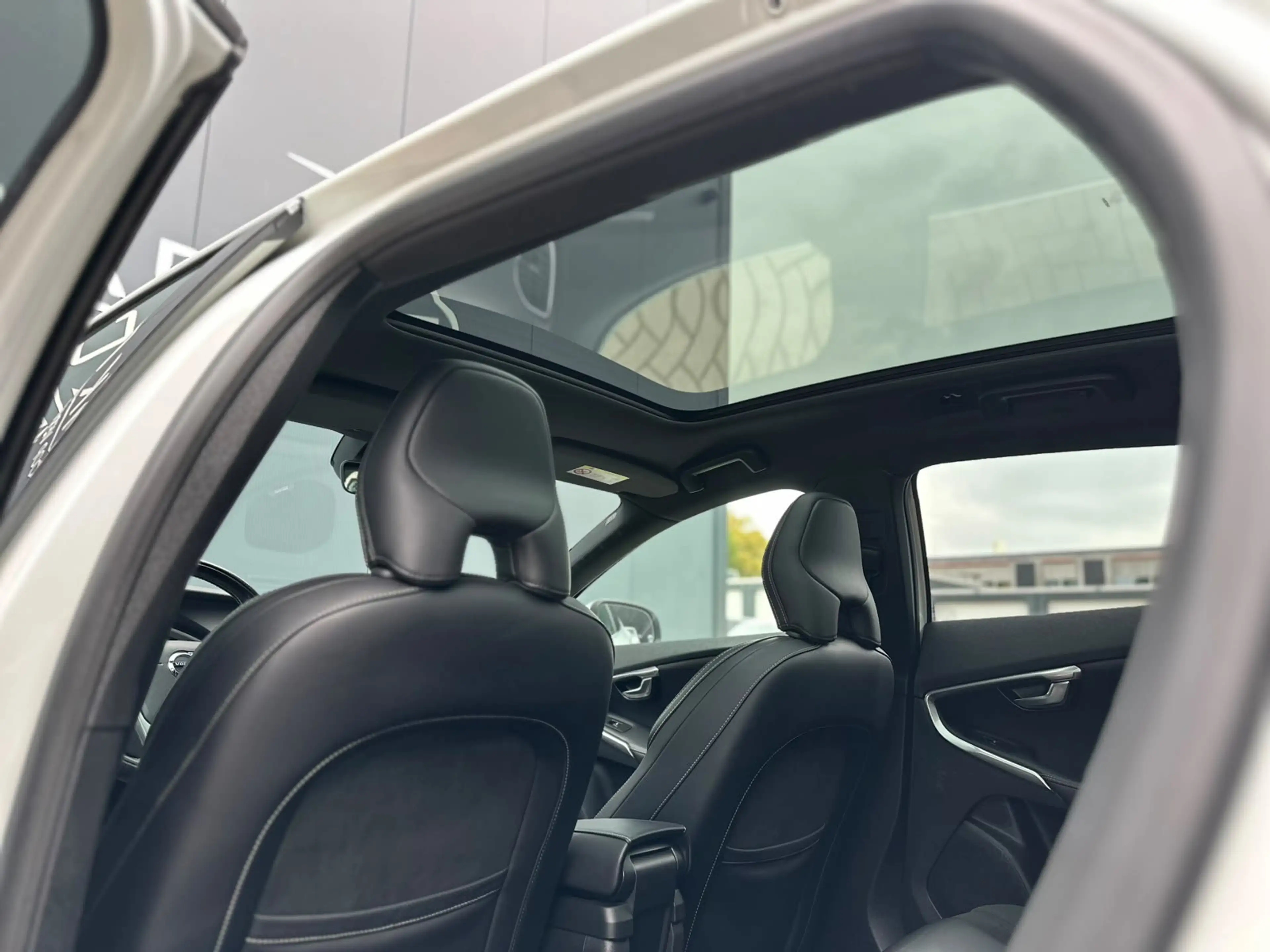 Volvo V40 1.5 T3 Polar+ Sport R-Design LED Pano — photo 23