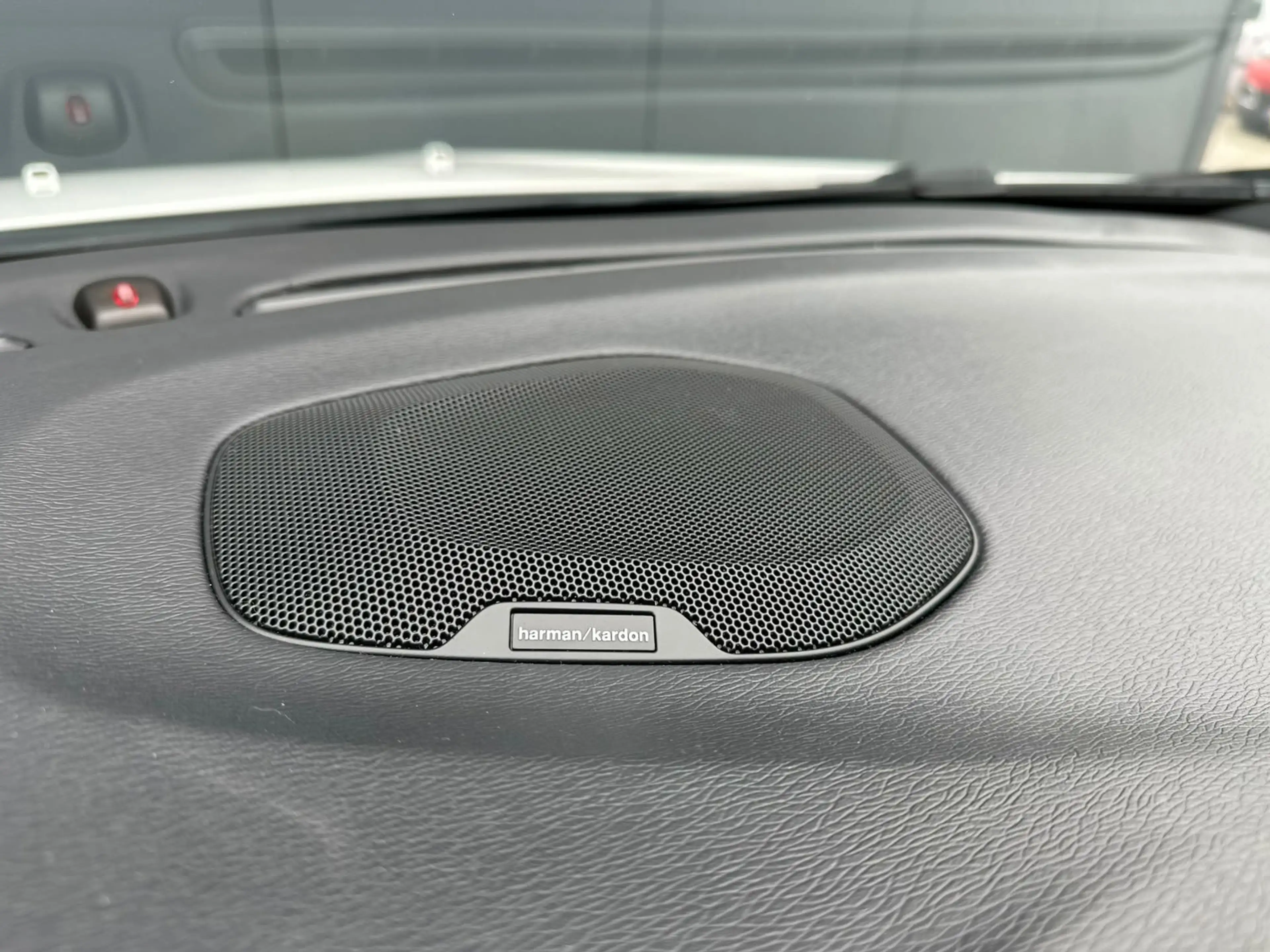 Volvo V40 1.5 T3 Polar+ Sport R-Design LED Pano — photo 13