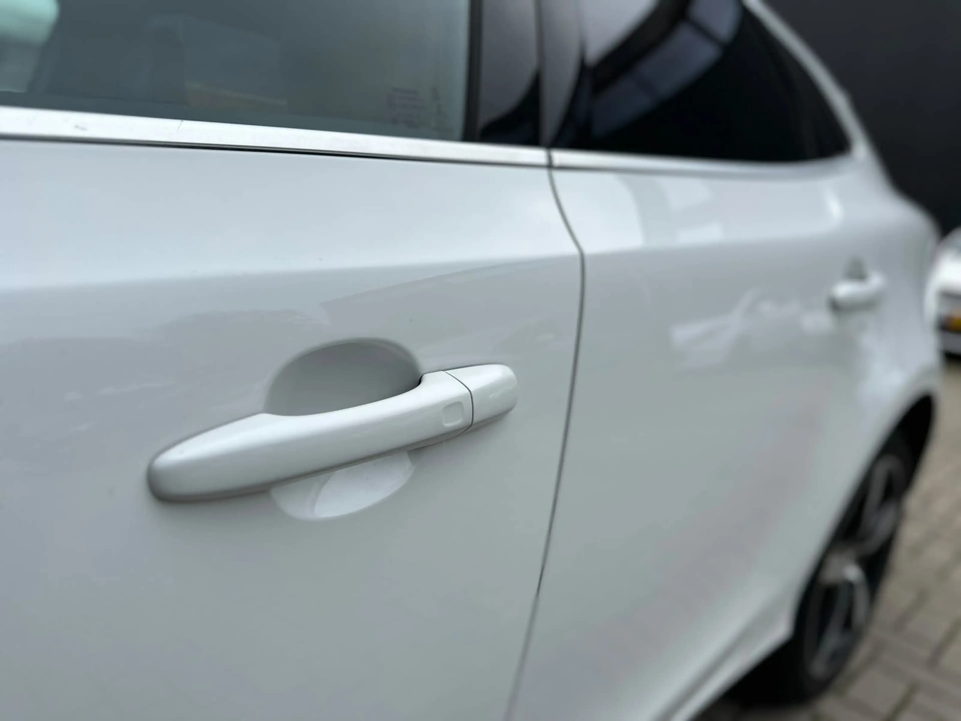 Volvo V40 1.5 T3 Polar+ Sport R-Design LED Pano — photo 24