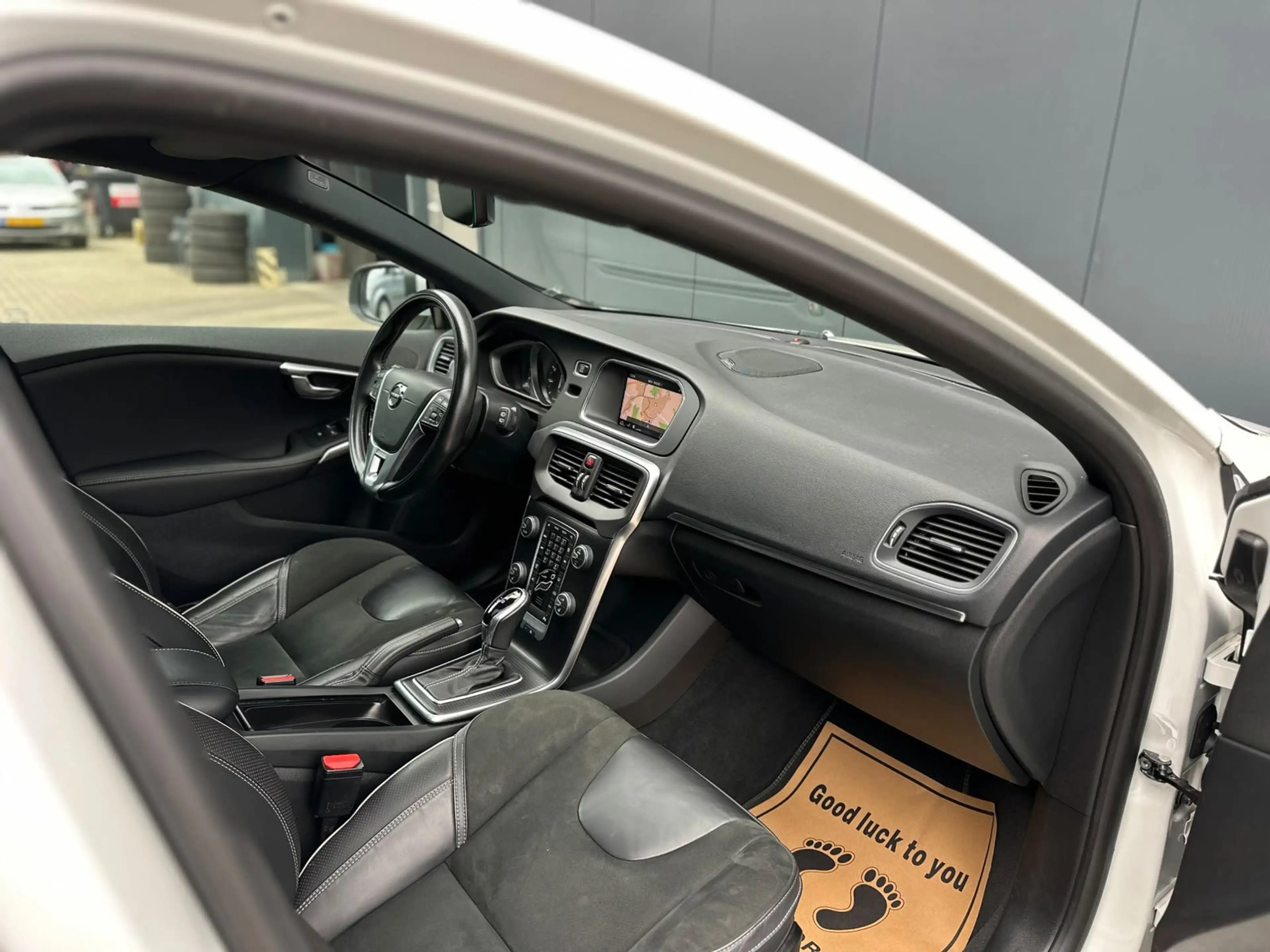 Volvo V40 1.5 T3 Polar+ Sport R-Design LED Pano — photo 22