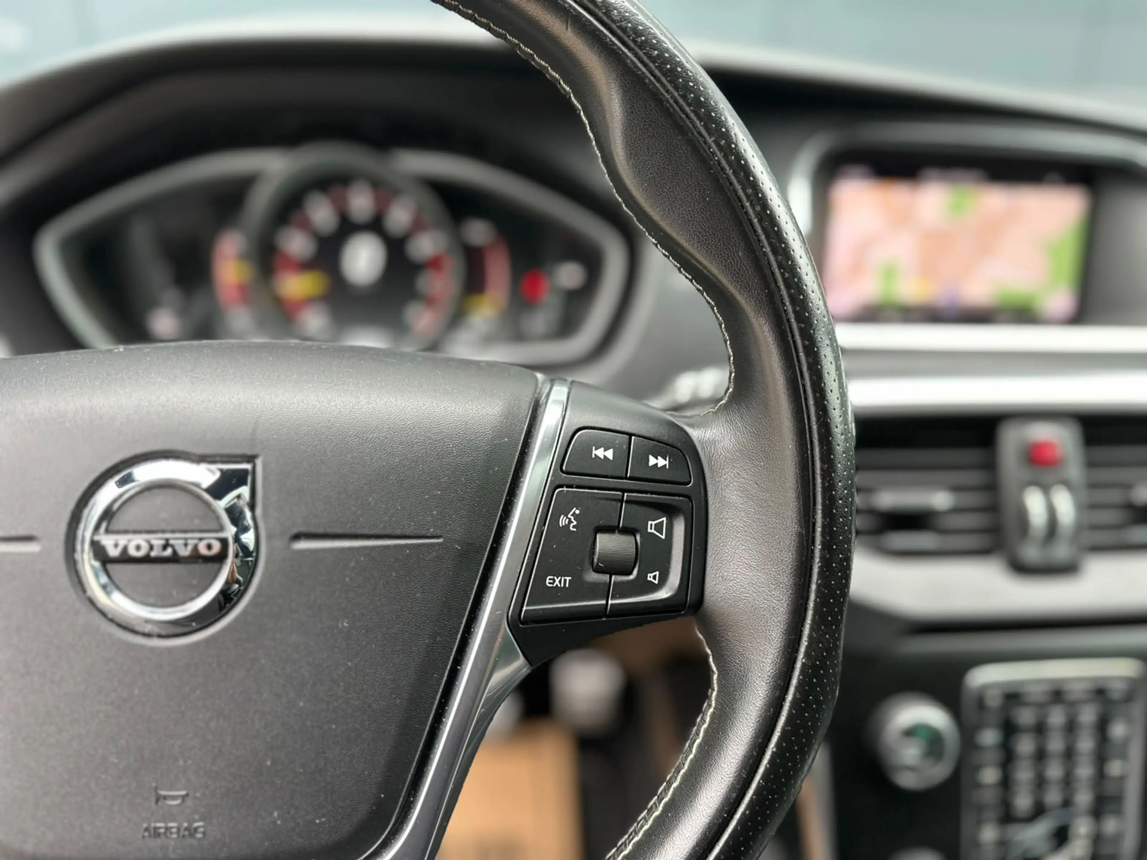 Volvo V40 1.5 T3 Polar+ Sport R-Design LED Pano — photo 17