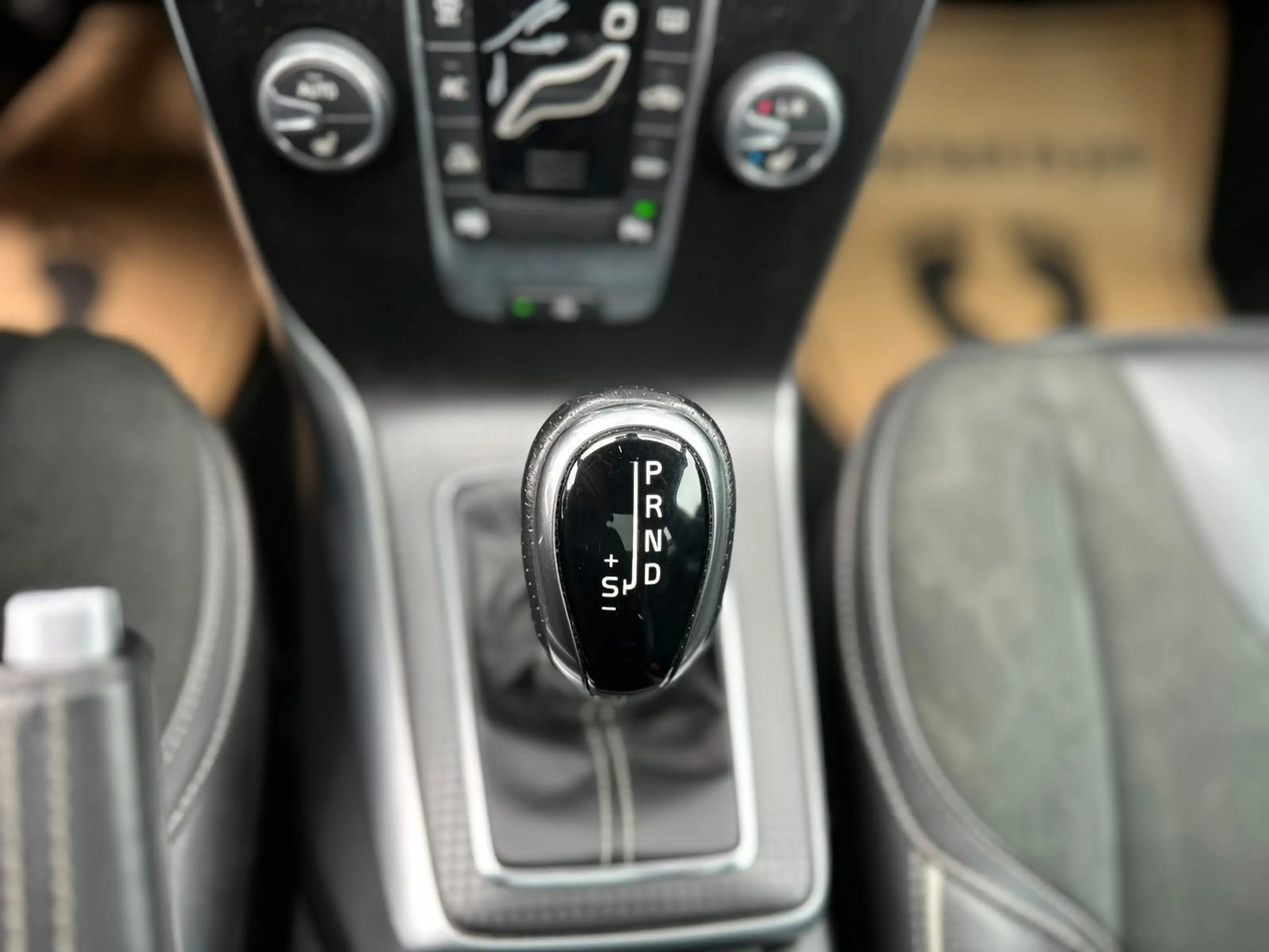 Volvo V40 1.5 T3 Polar+ Sport R-Design LED Pano — photo 11