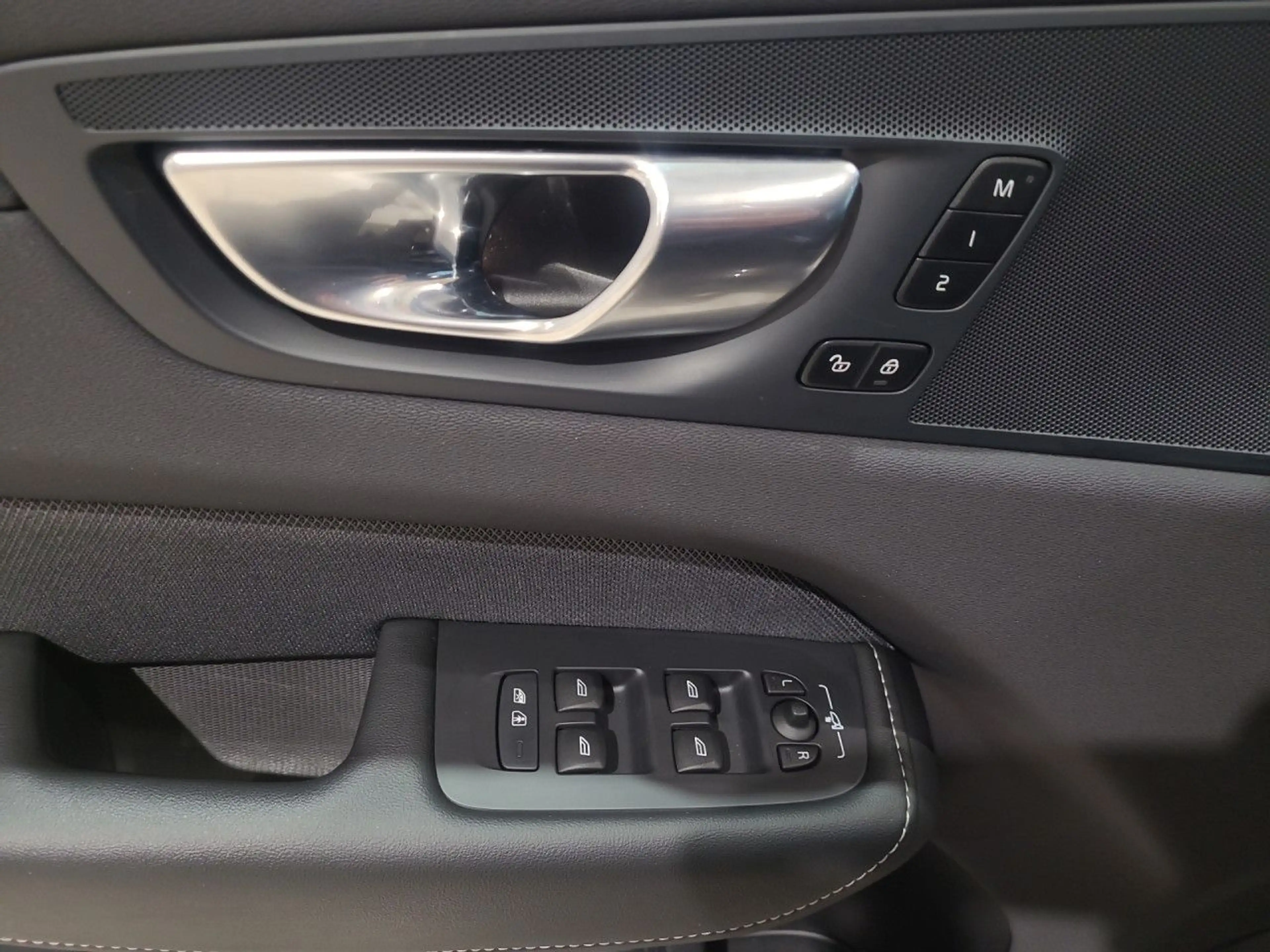 Volvo XC60 XC 60 Plus Black Edition Recharge Plug-In Hybrid A — photo 9