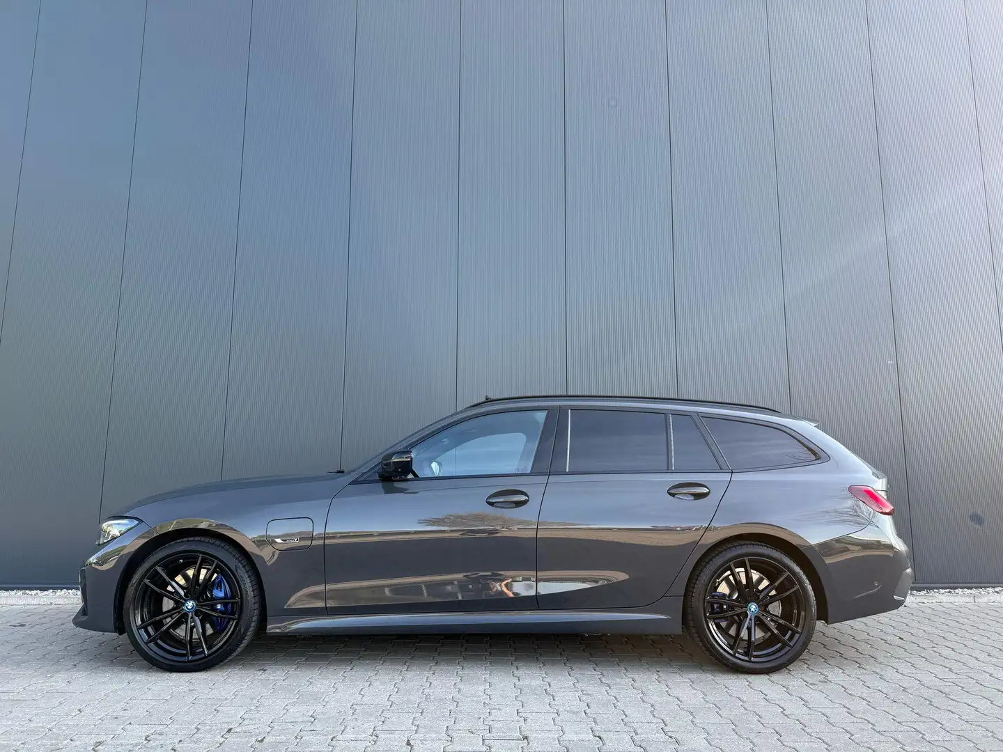 BMW 330 3-serie Touring 330e xDrive M-Performance pano M-S Grijs - 2