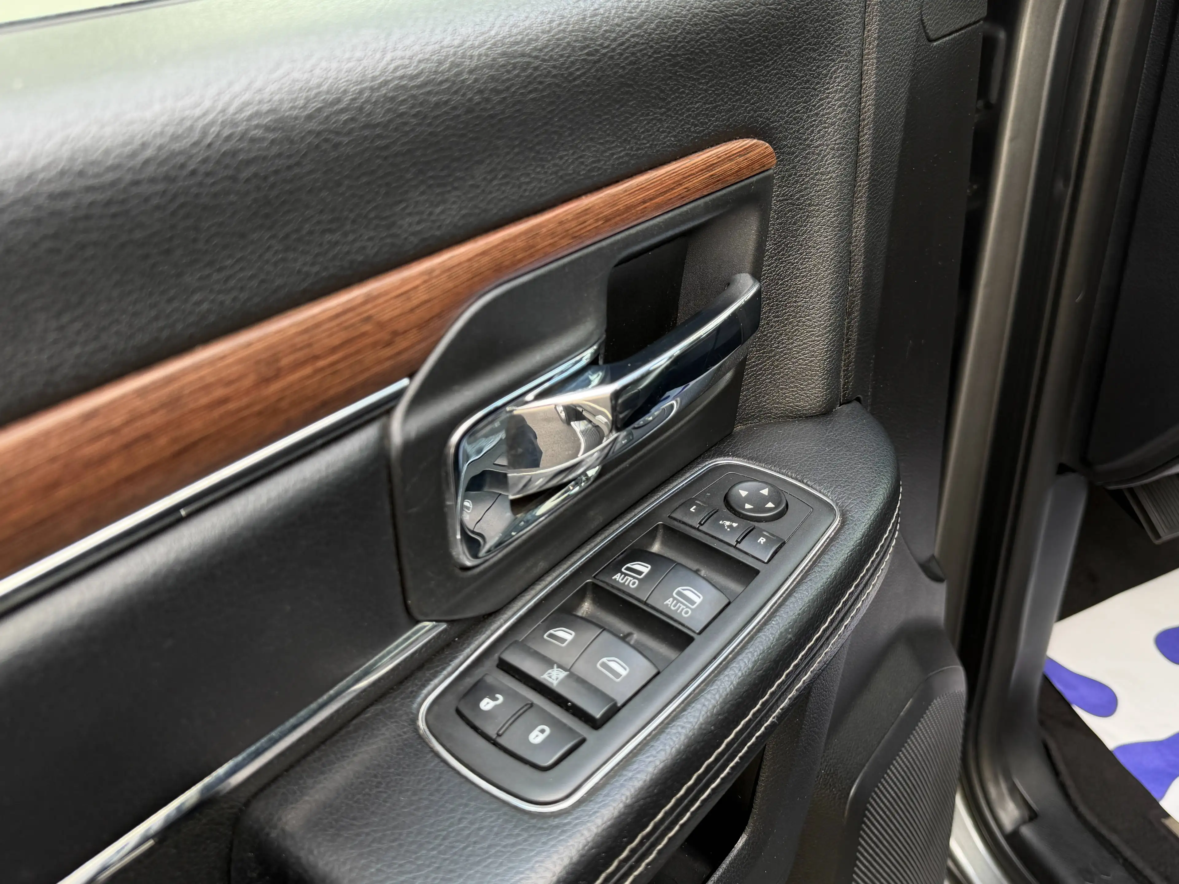Dodge RAM 1500/5.7 HEMI/LARAMIE/FULL OPTION/LPG/UTILITAIRE/GARANTIE 12 MOIS// — photo 10