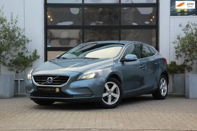 Volvo V40 1.6 T3 Momentum -XENON - TREKHAAK - NAVI - ACHTERU