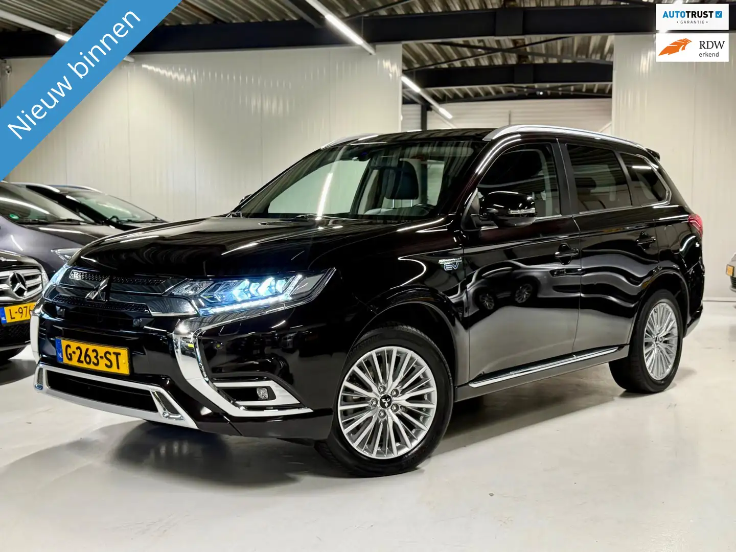 Mitsubishi Outlander 2.4 PHEV Intense Trekhaak| Navi|Stoelverw. Schwarz - 1